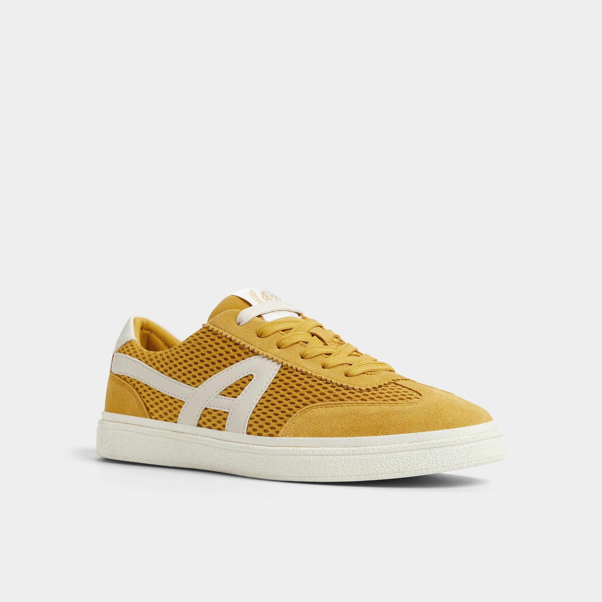 Three-quarter angle of Medium Yellow Clubtrainer Low top sneaker's front side