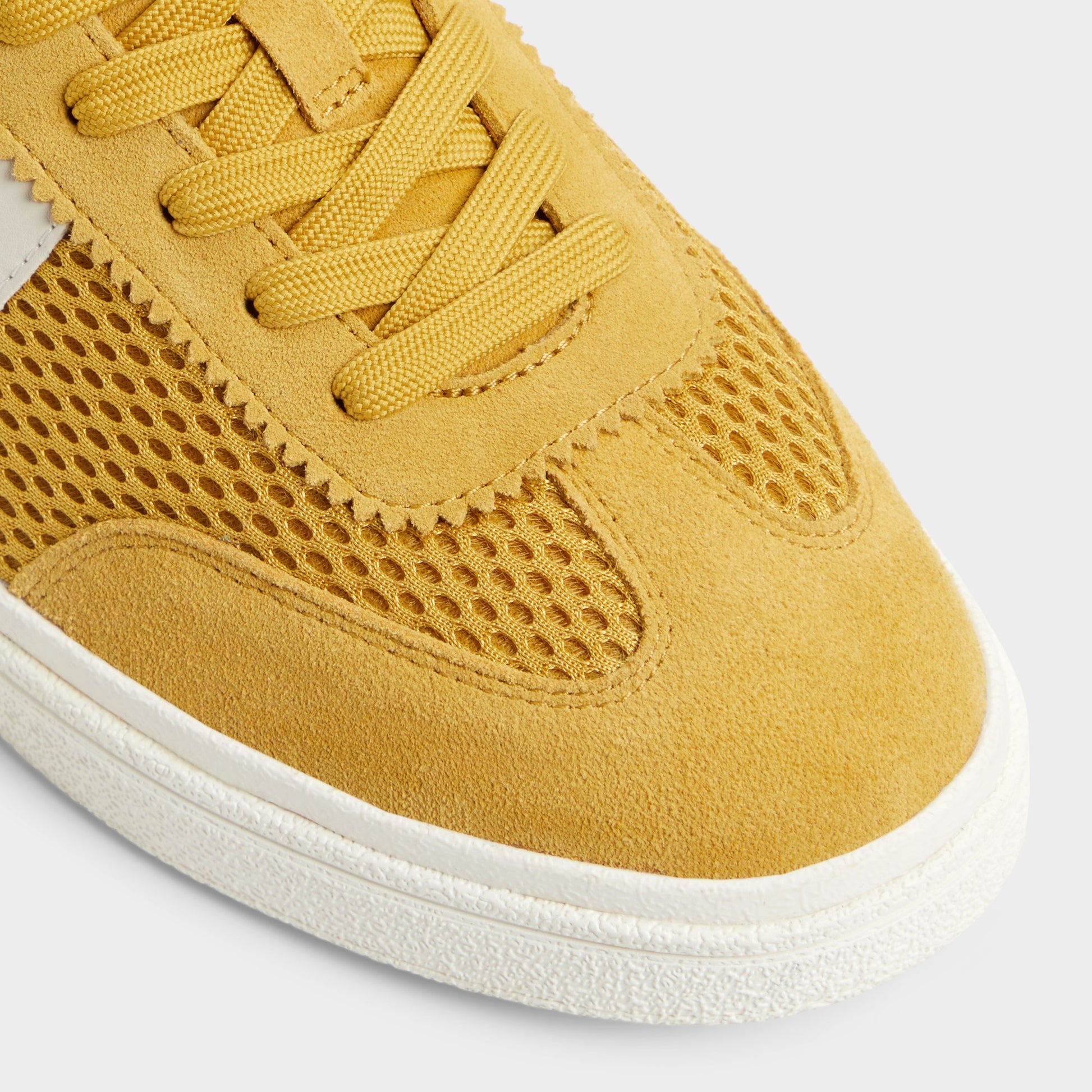 Close-up of the Medium Yellow Clubtrainer Low top sneaker
