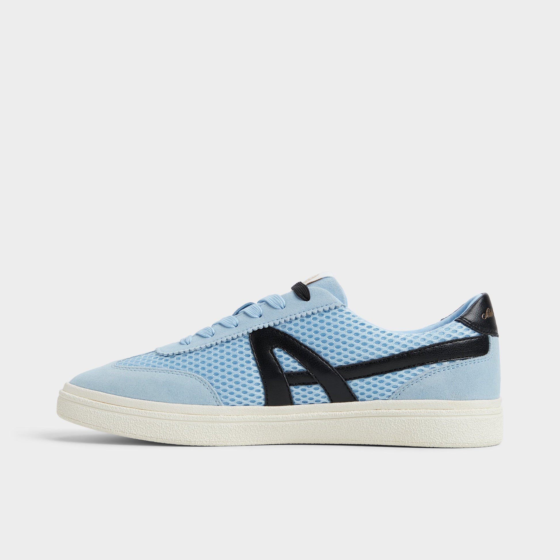 Side view of Light Blue Clubtrainer Low top sneaker