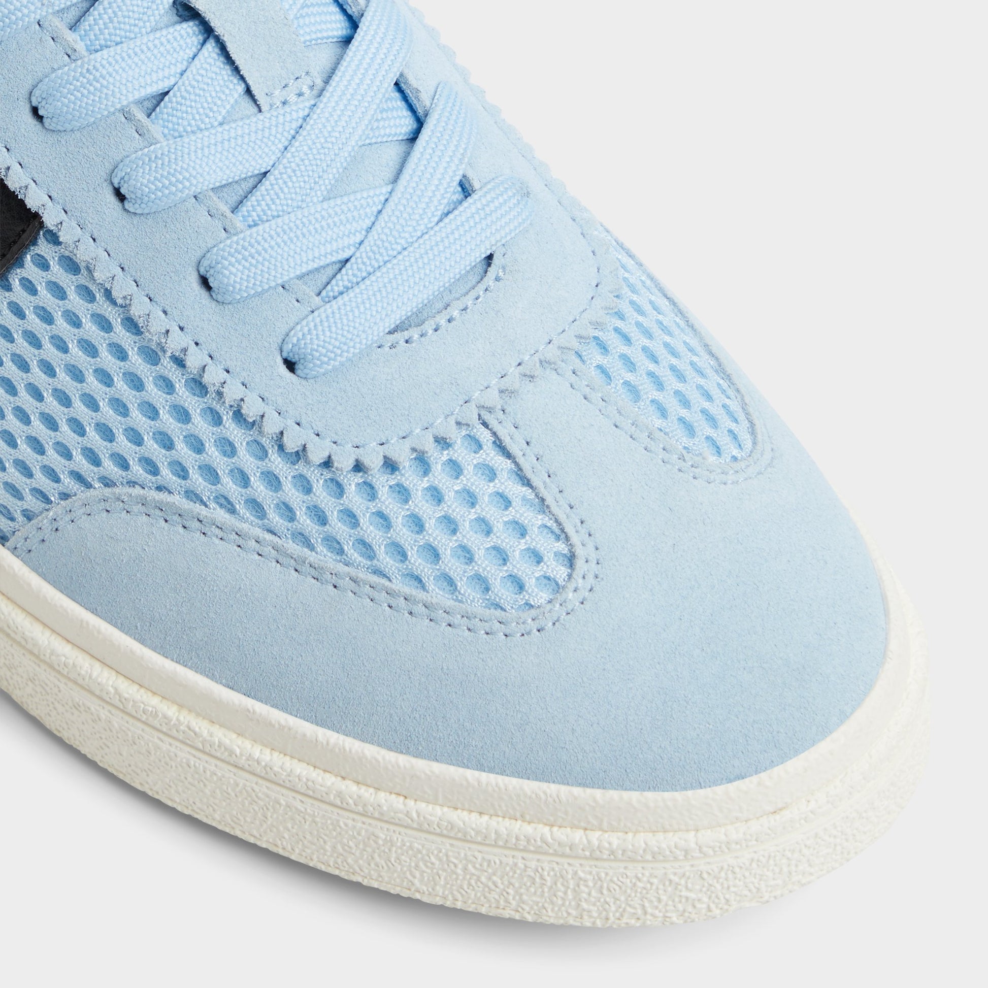 Close-up of the Light Blue Clubtrainer Low top sneaker