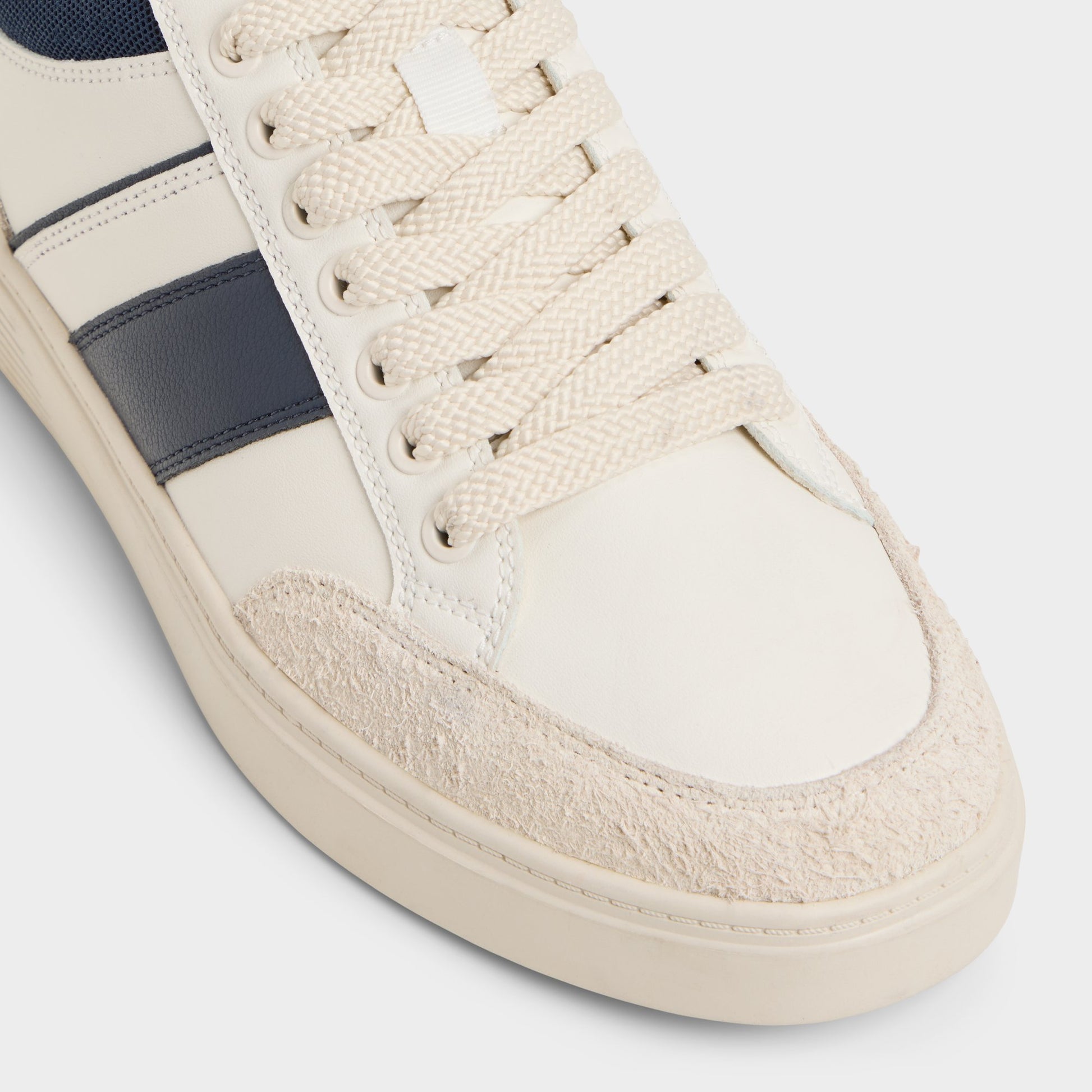 Close-up of the White/multi Elio Low top sneaker
