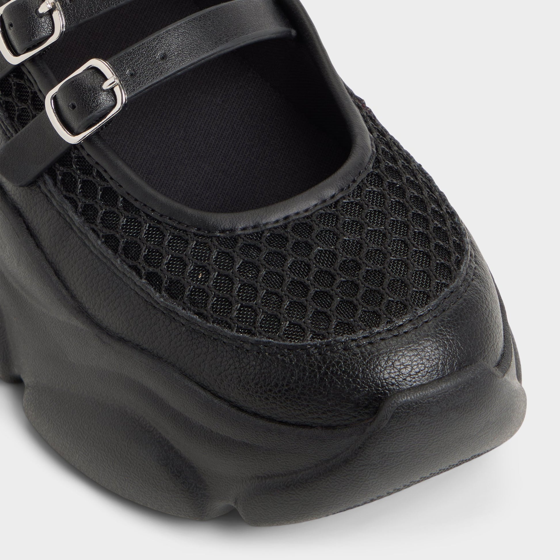 Gros plan de la Noir Aethera Sneaker Mary Jane