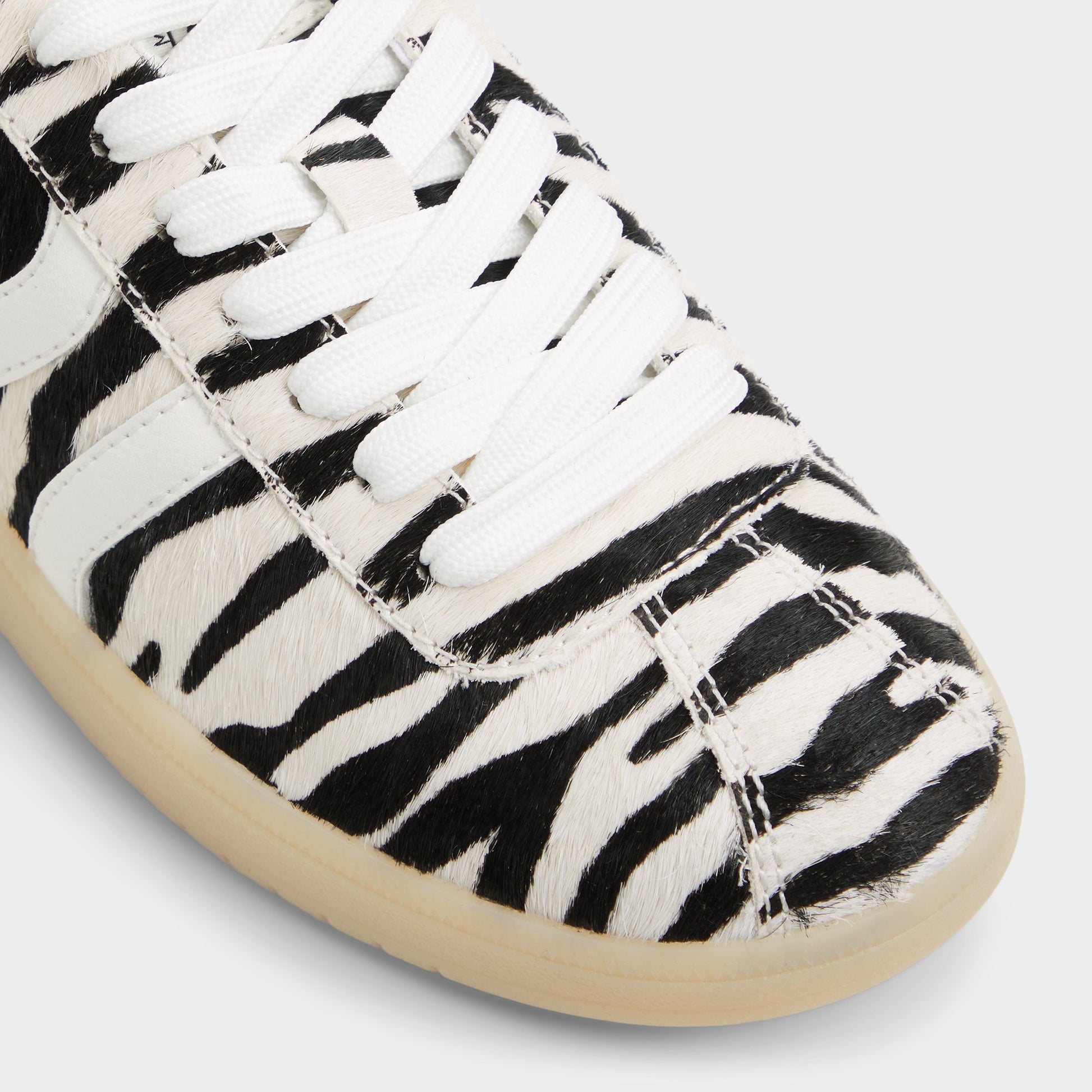 Close-up of the White/Black Chicsneaker Low top sneaker