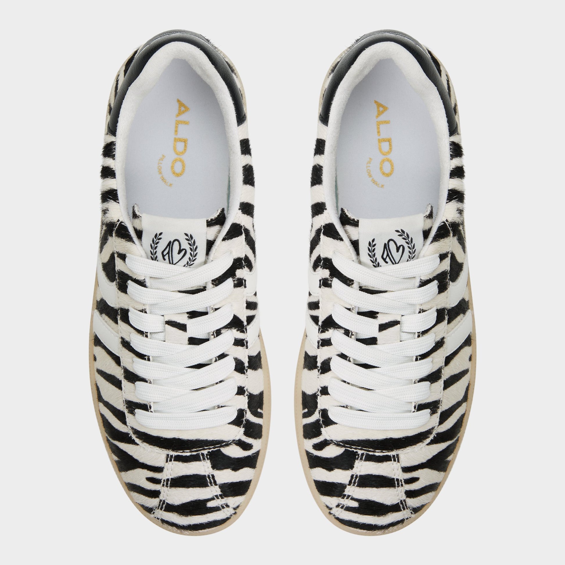 Top-down view of the White/Black Chicsneaker Low top sneaker