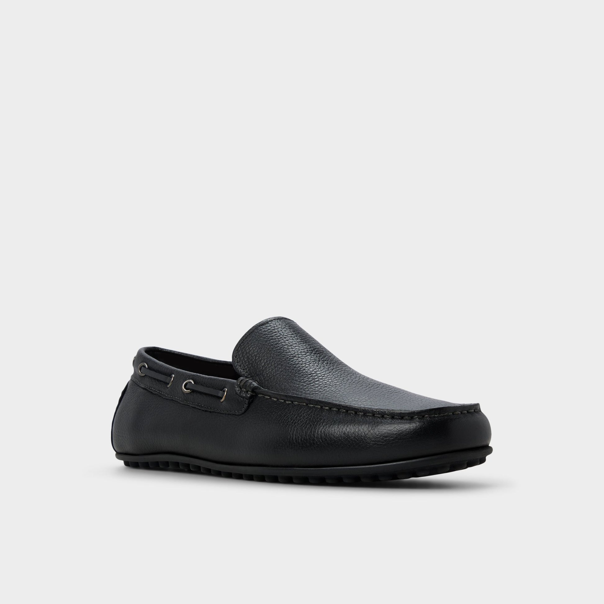 Angle de trois quarts de la face avant de Noir Horton-in Driving shoe