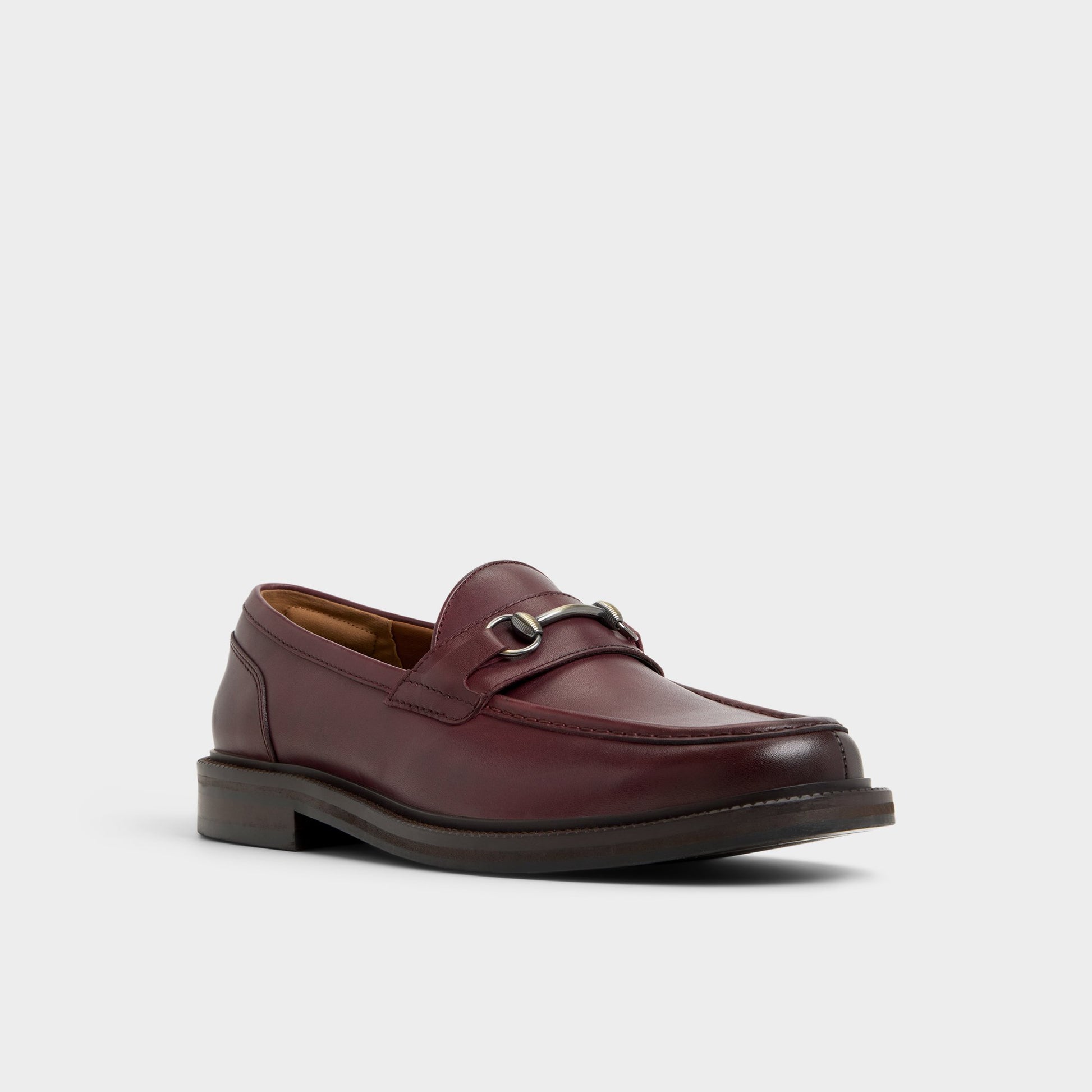 Three-quarter angle of Bordo Arturo Loafer's front side