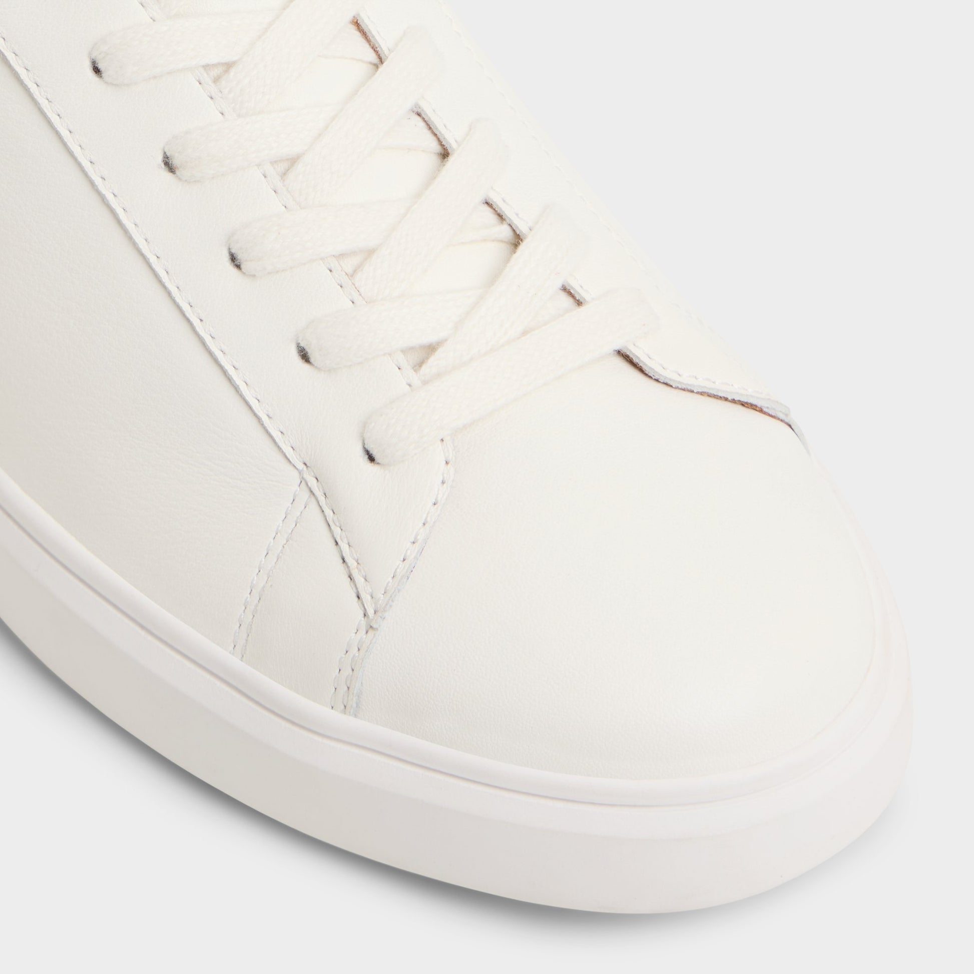 Close-up of the White Seeger Low top sneaker