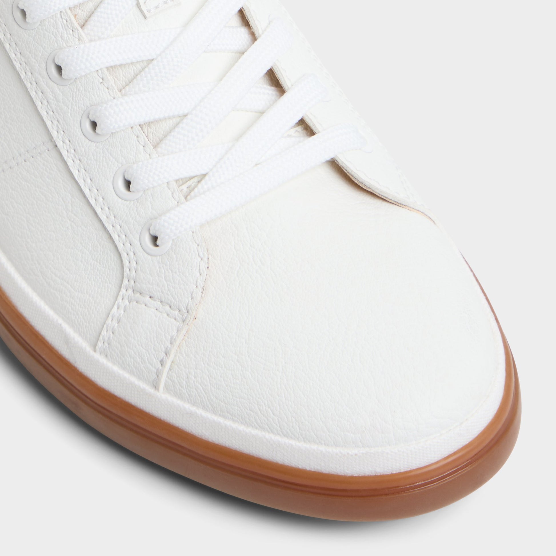 Close-up of the Open White Finespec Low top sneaker