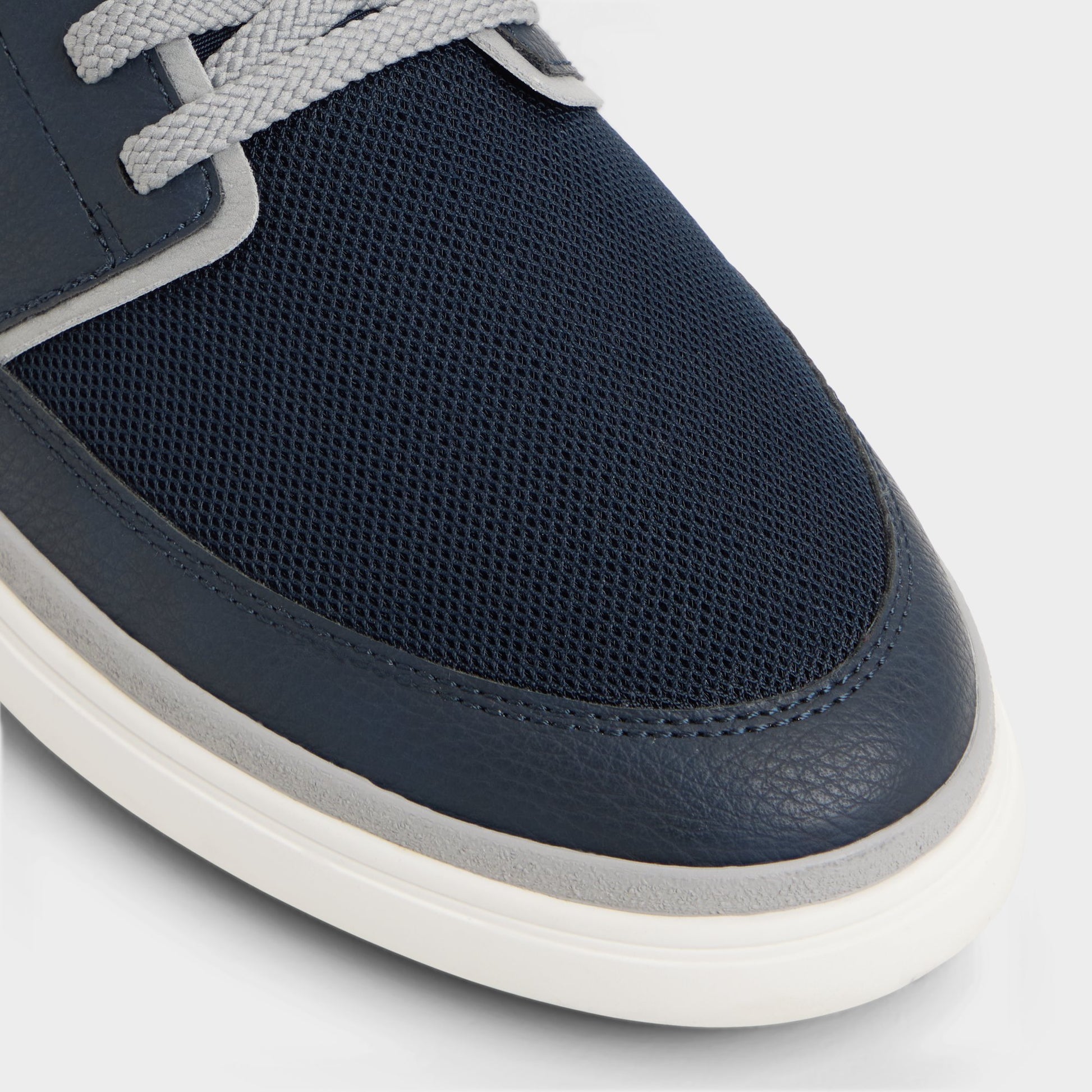 Close-up of the Navy Kurtis Low top sneaker