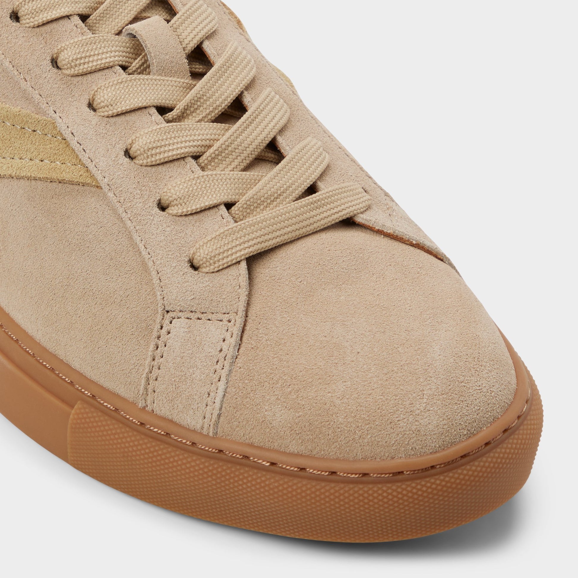 Close-up of the Sand Leroy Low top sneaker