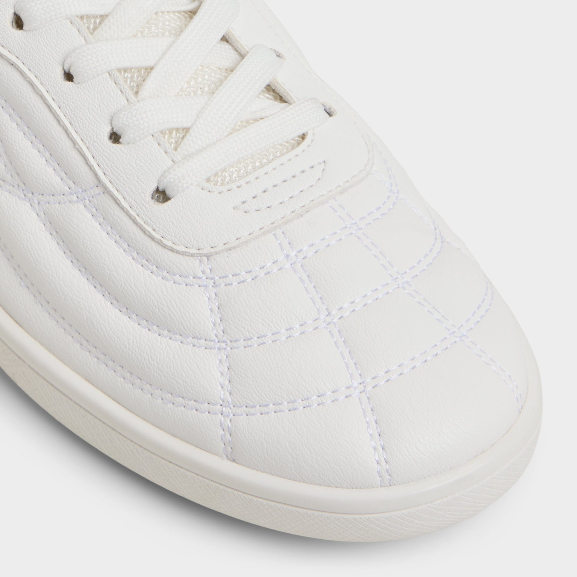 Close-up of the White Thepitch Low top sneaker