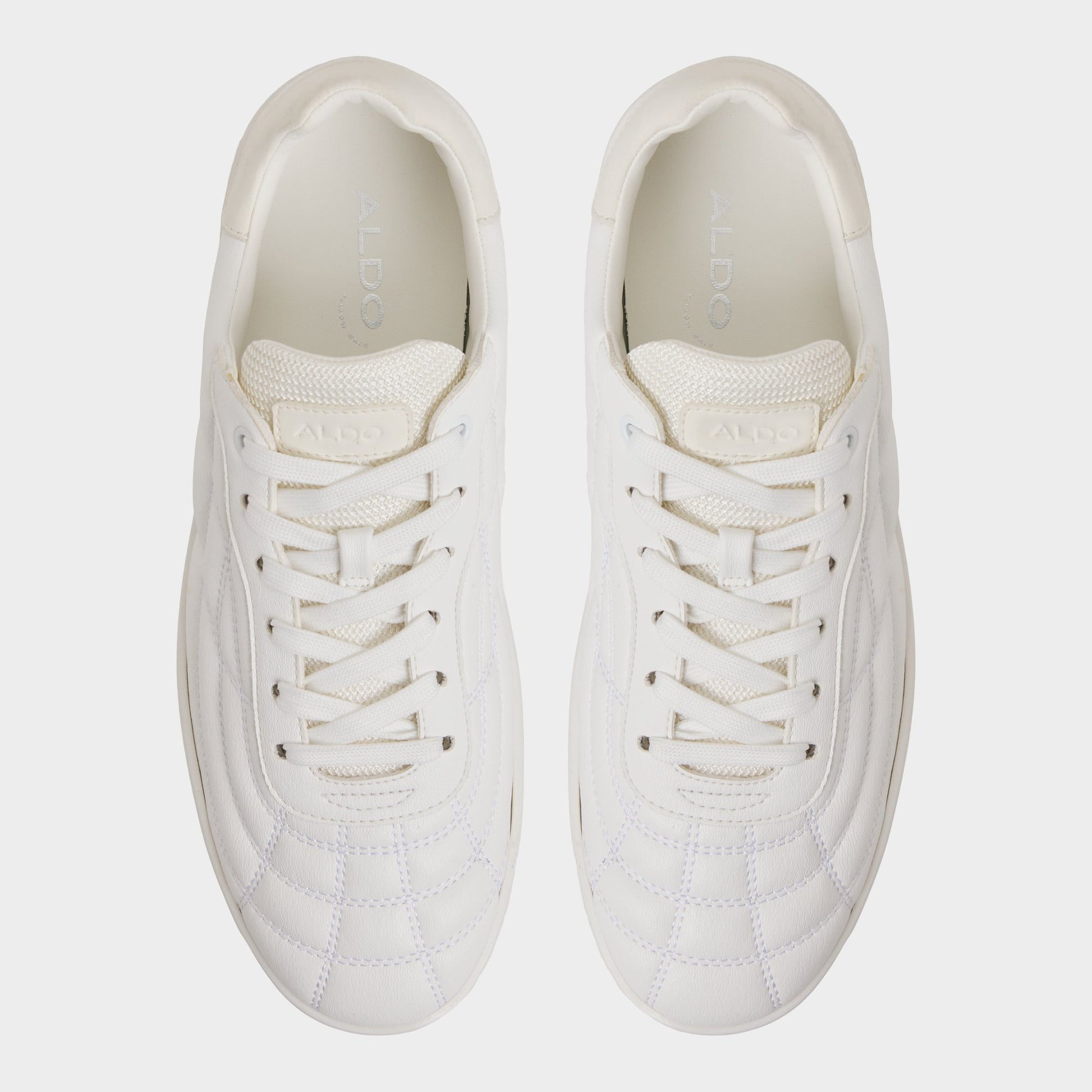 Top-down view of the White Thepitch Low top sneaker