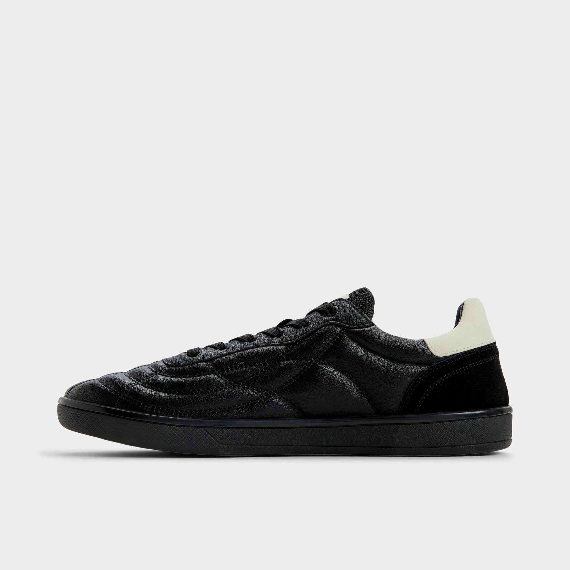 Side view of Black Thepitch Low top sneaker