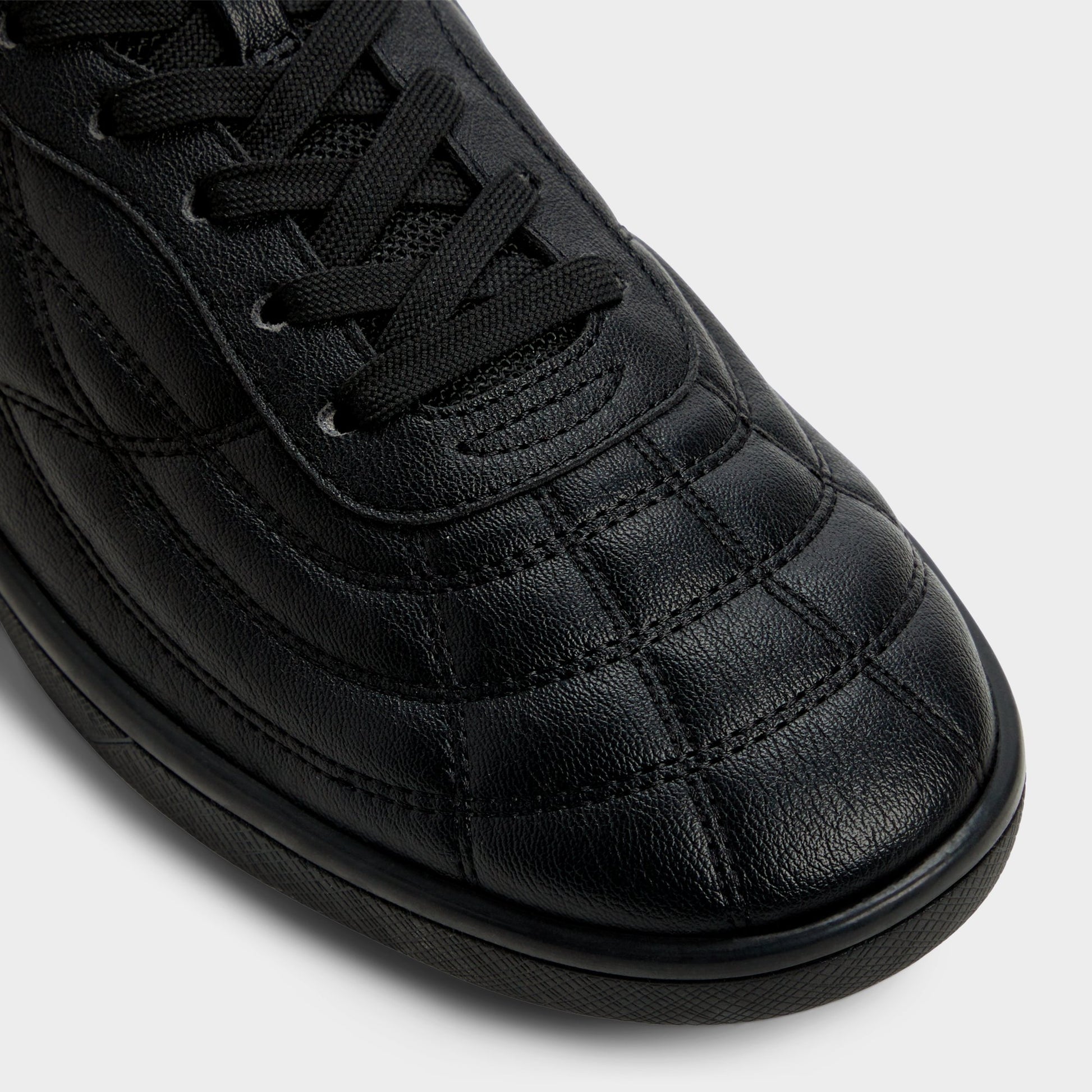 Close-up of the Black Thepitch Low top sneaker