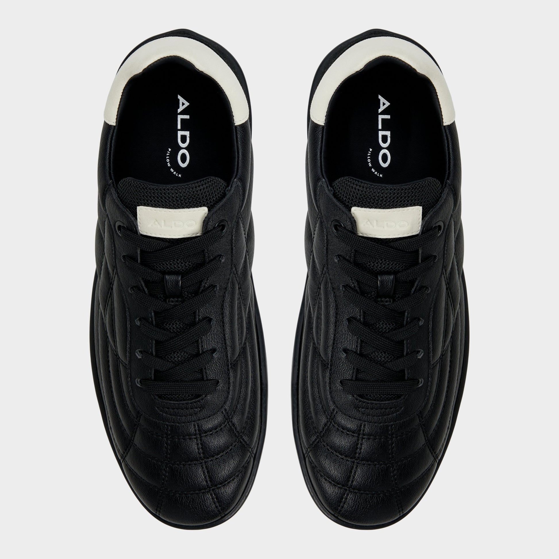 Top-down view of the Black Thepitch Low top sneaker