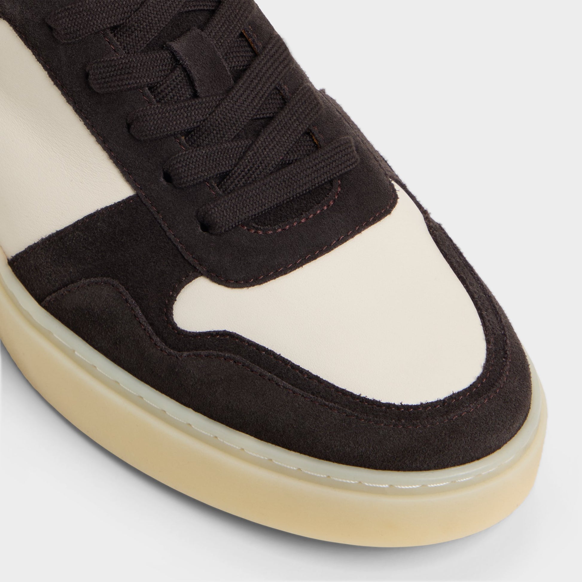 Close-up of the Ivory Montie Low top sneaker