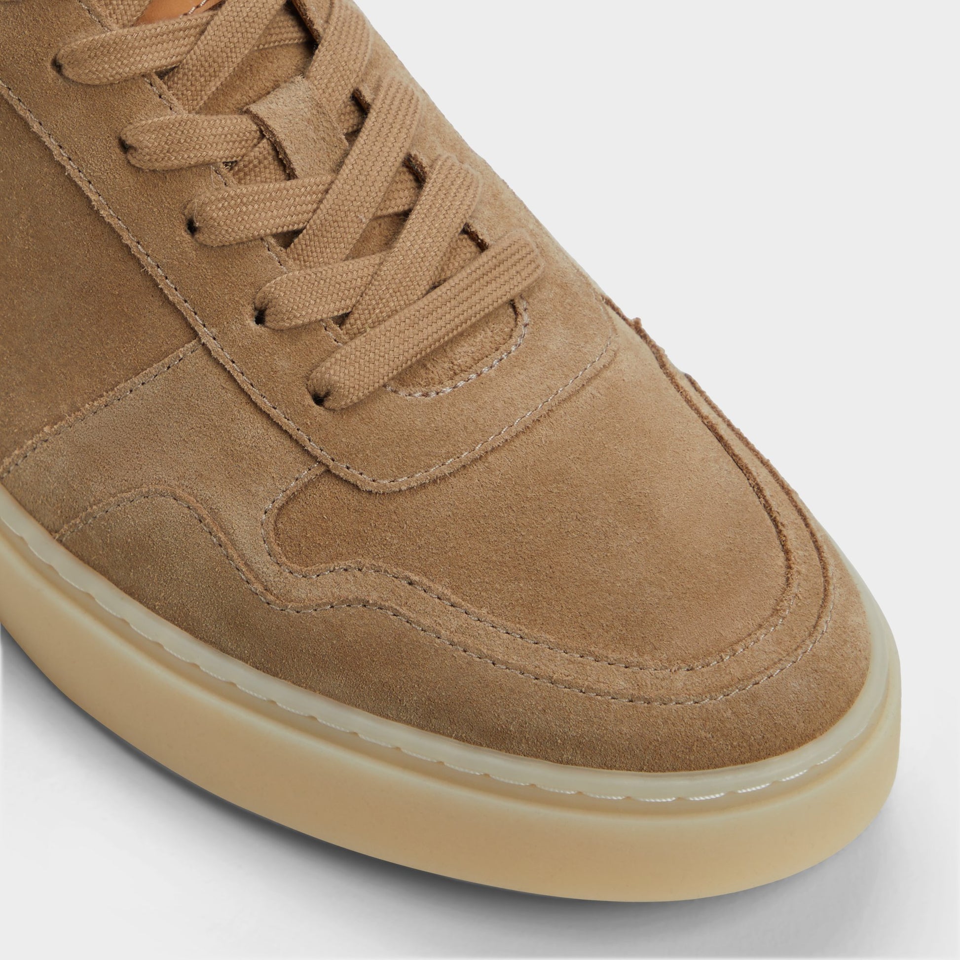 Close-up of the Cognac Montie Low top sneaker