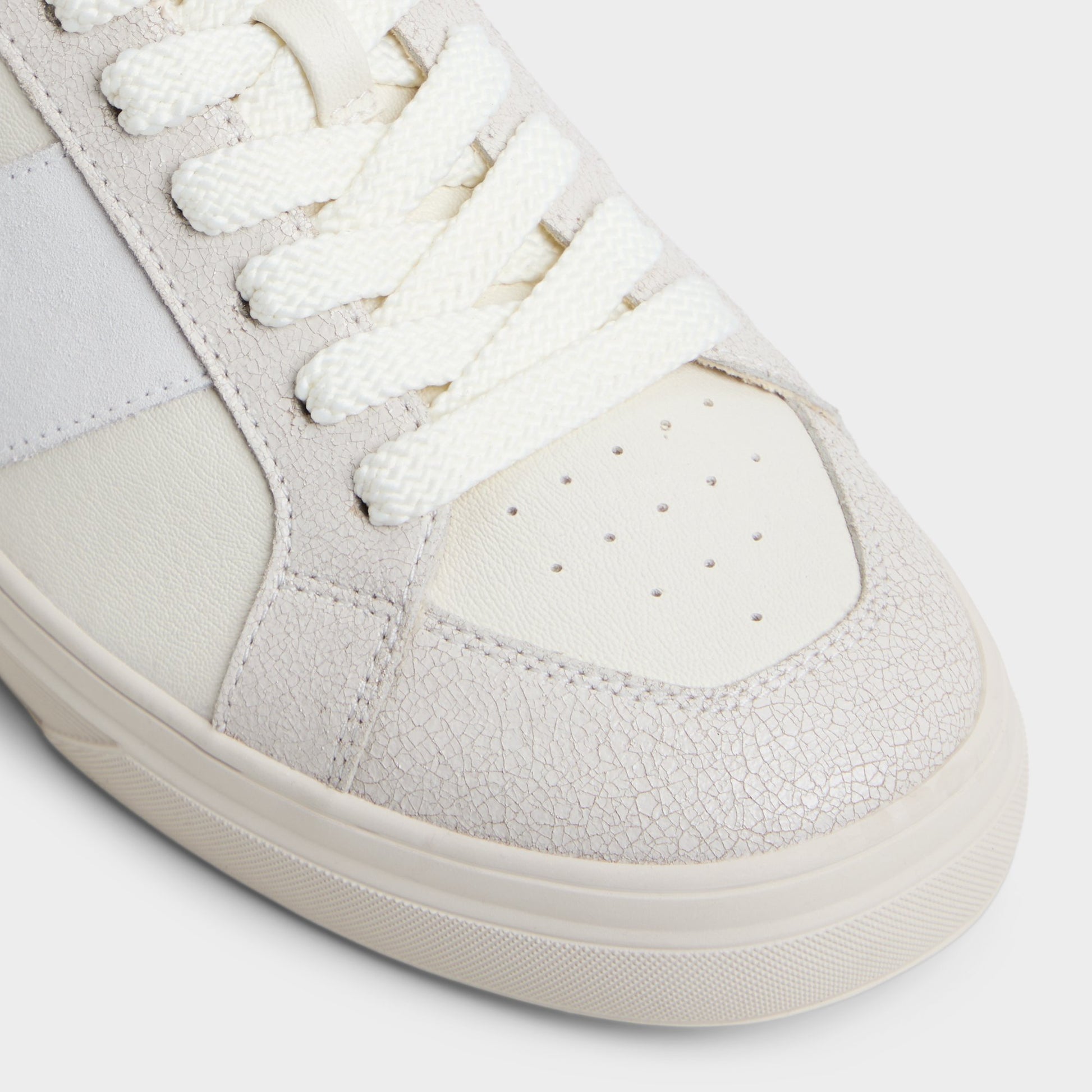 Close-up of the White Braxton Low top sneaker