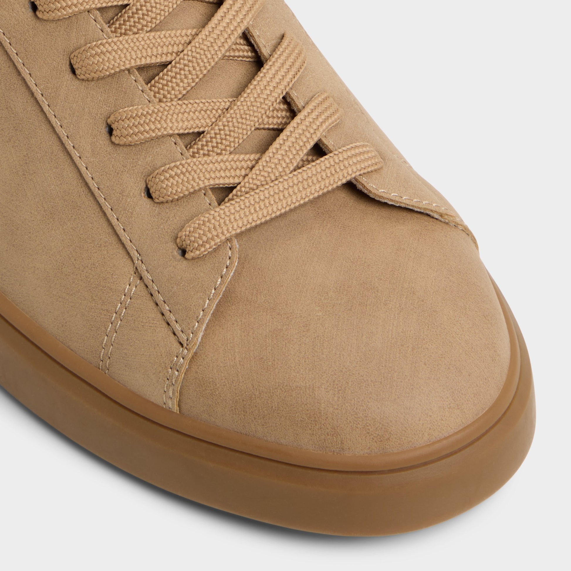 Close-up of the Light Beige Coolspec Low top sneaker