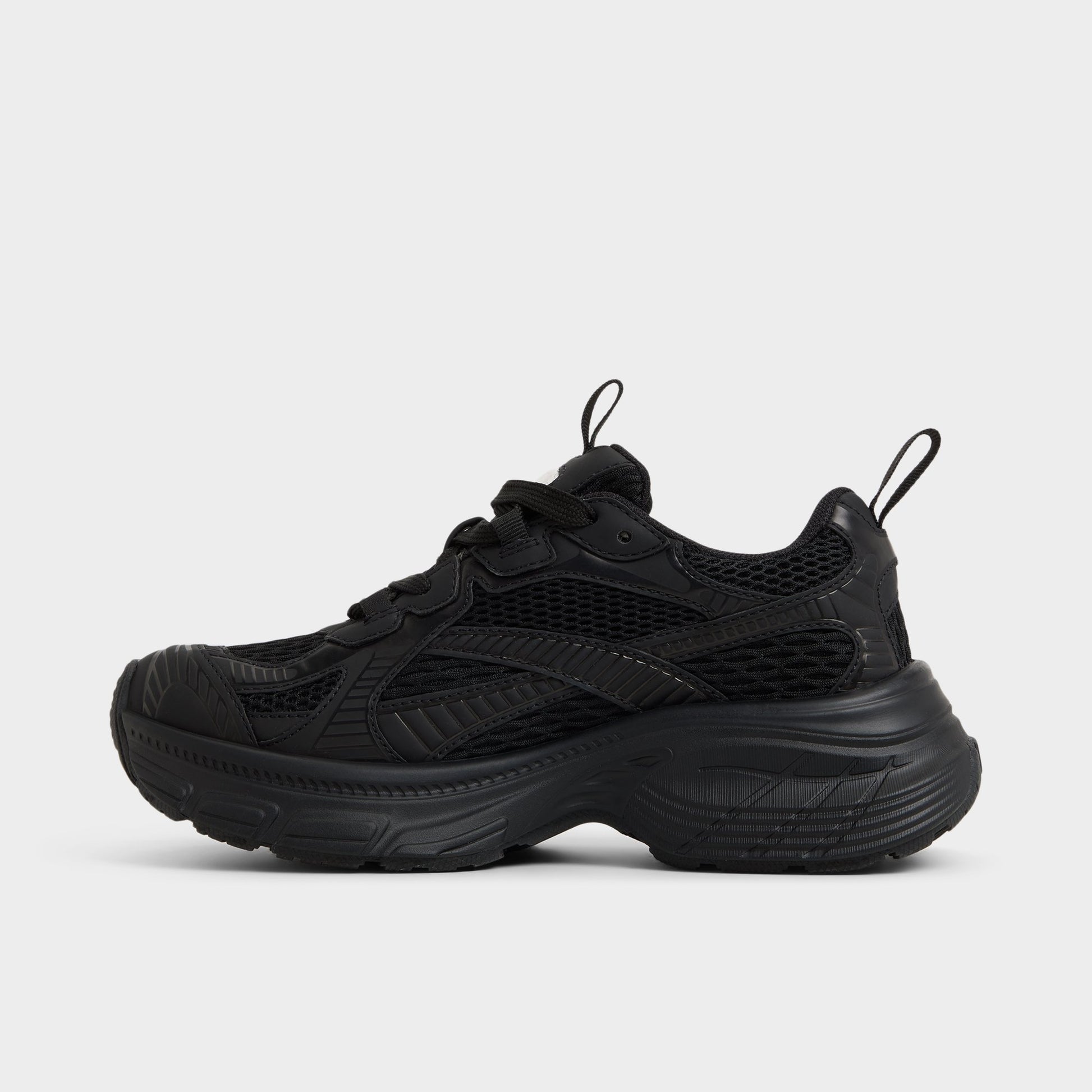 Vue latérale de Noir Powerplay Sneaker