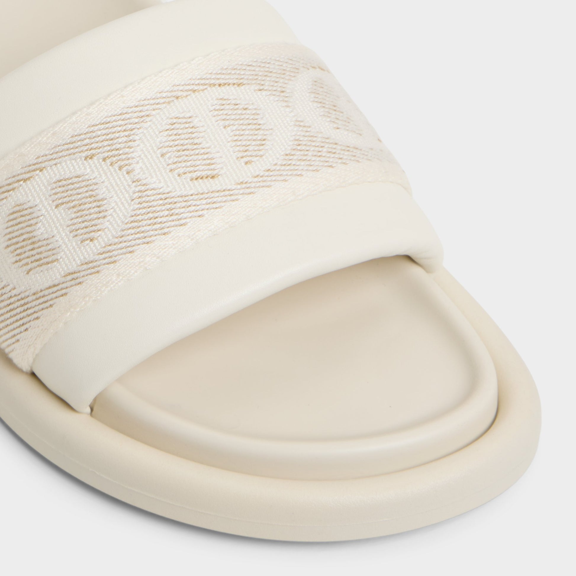 Close-up of the White/bone Nydelagan