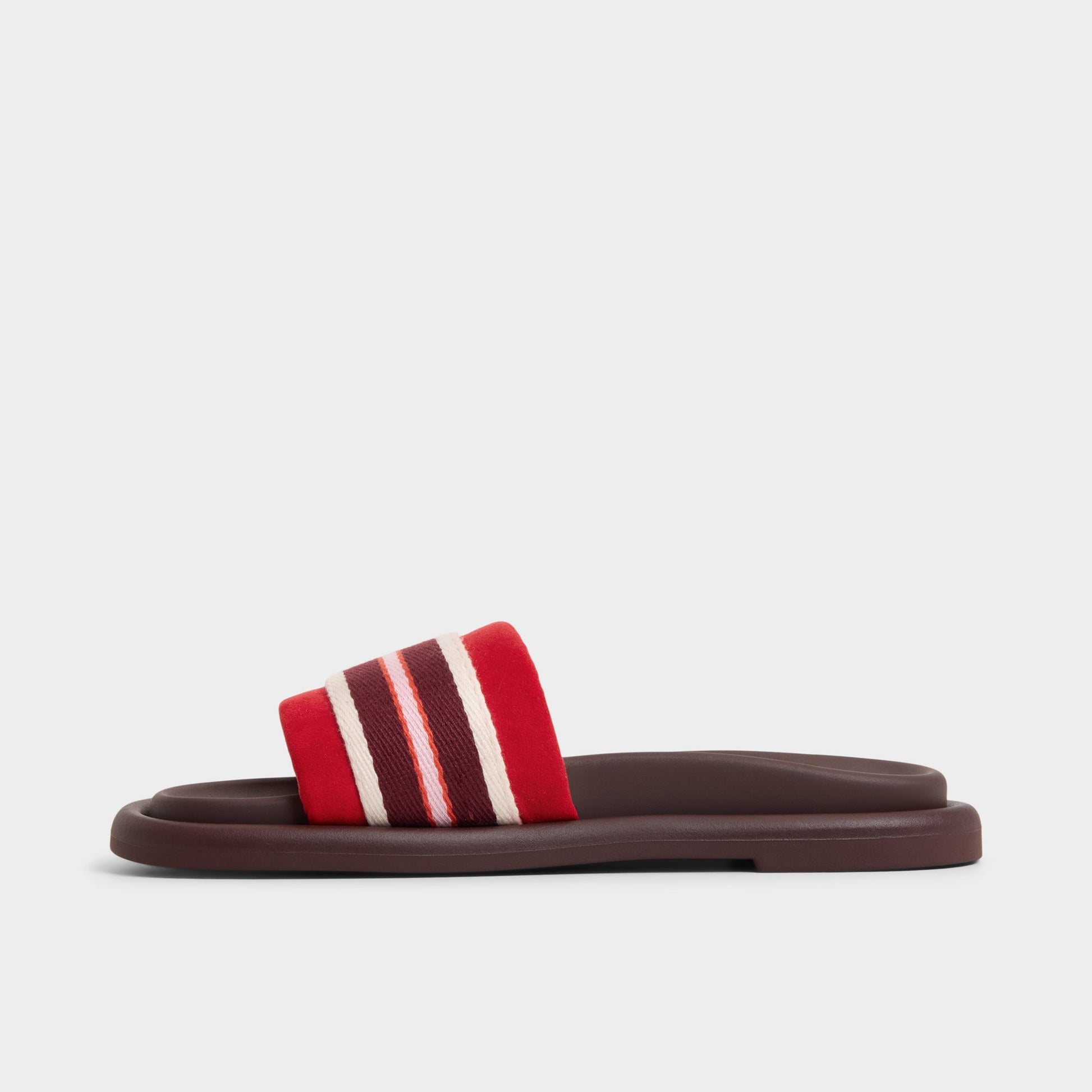 Side view of Open red Nydelagan