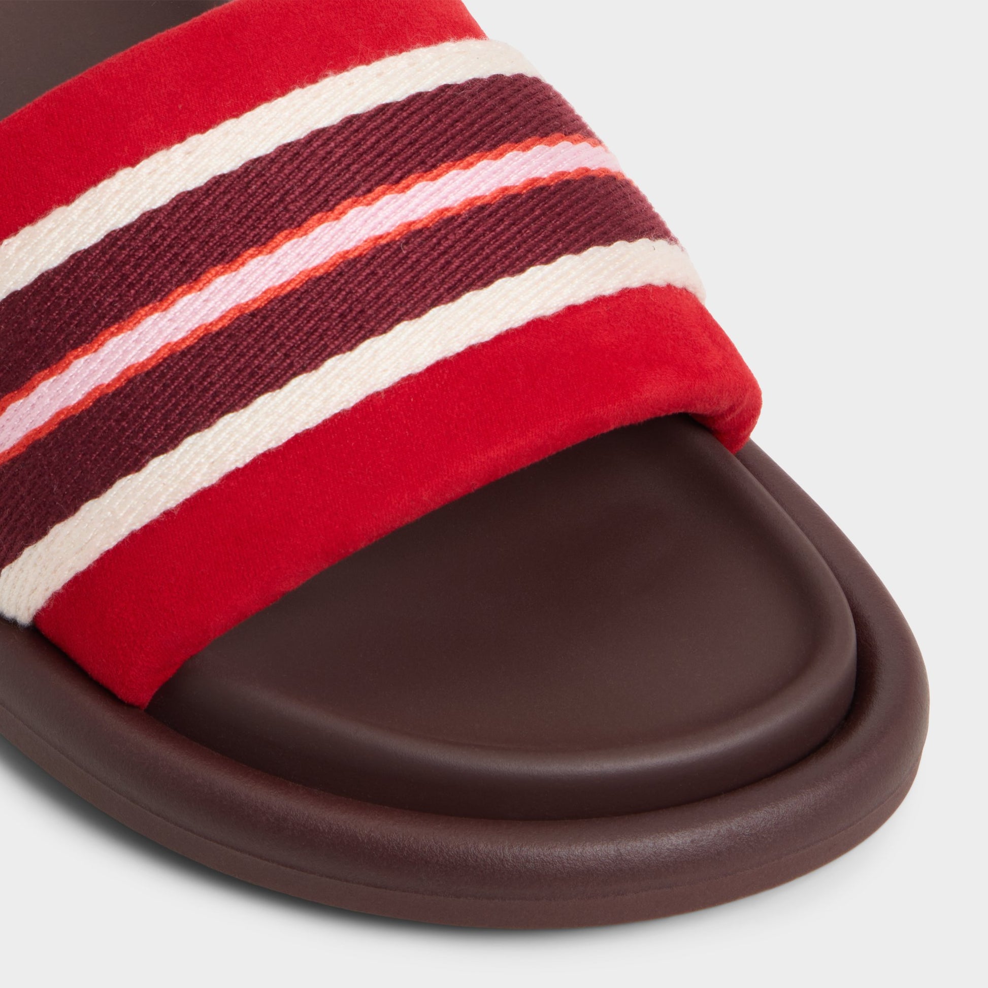 Close-up of the Open red Nydelagan