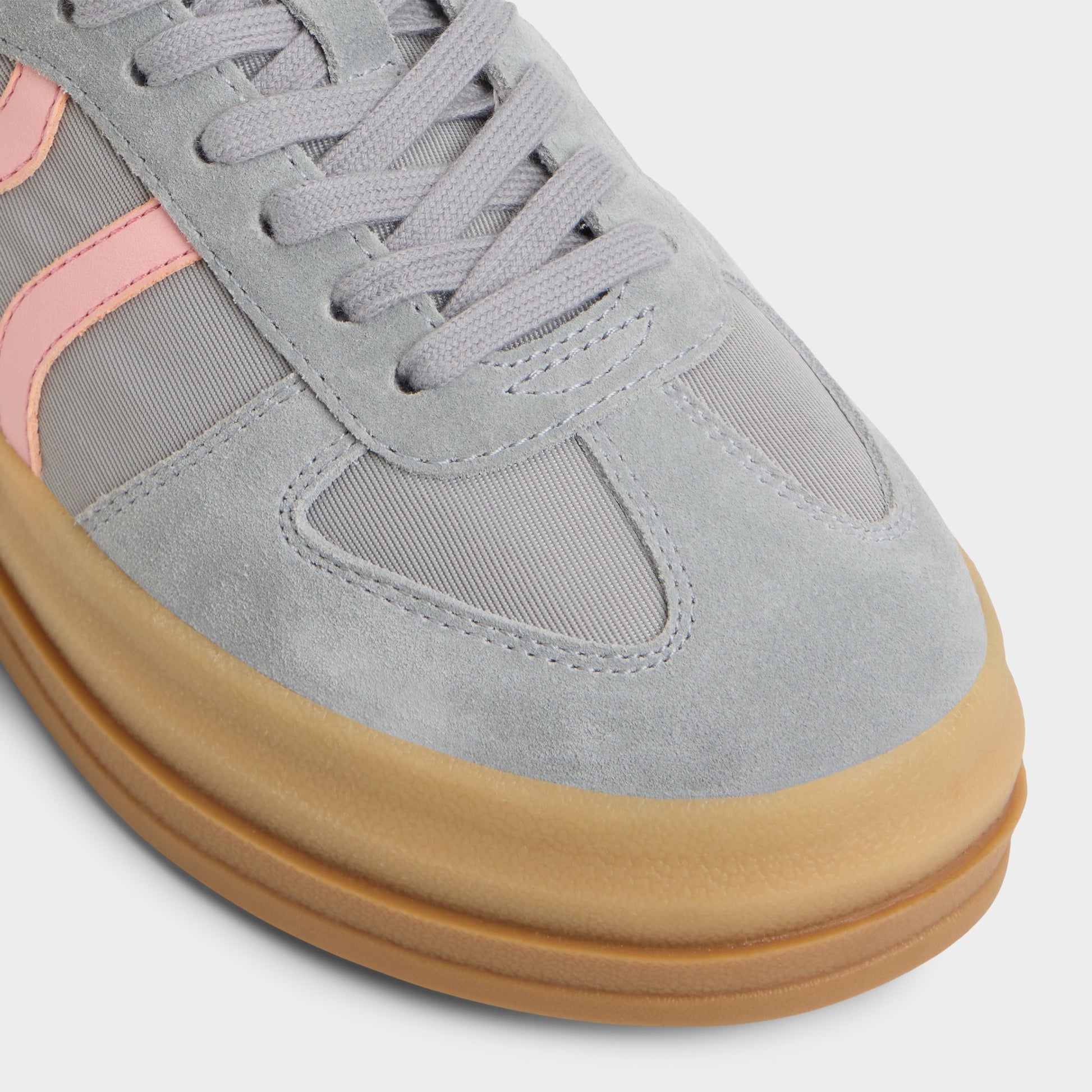 Close-up of the Open Grey Elabrintar Low top sneaker