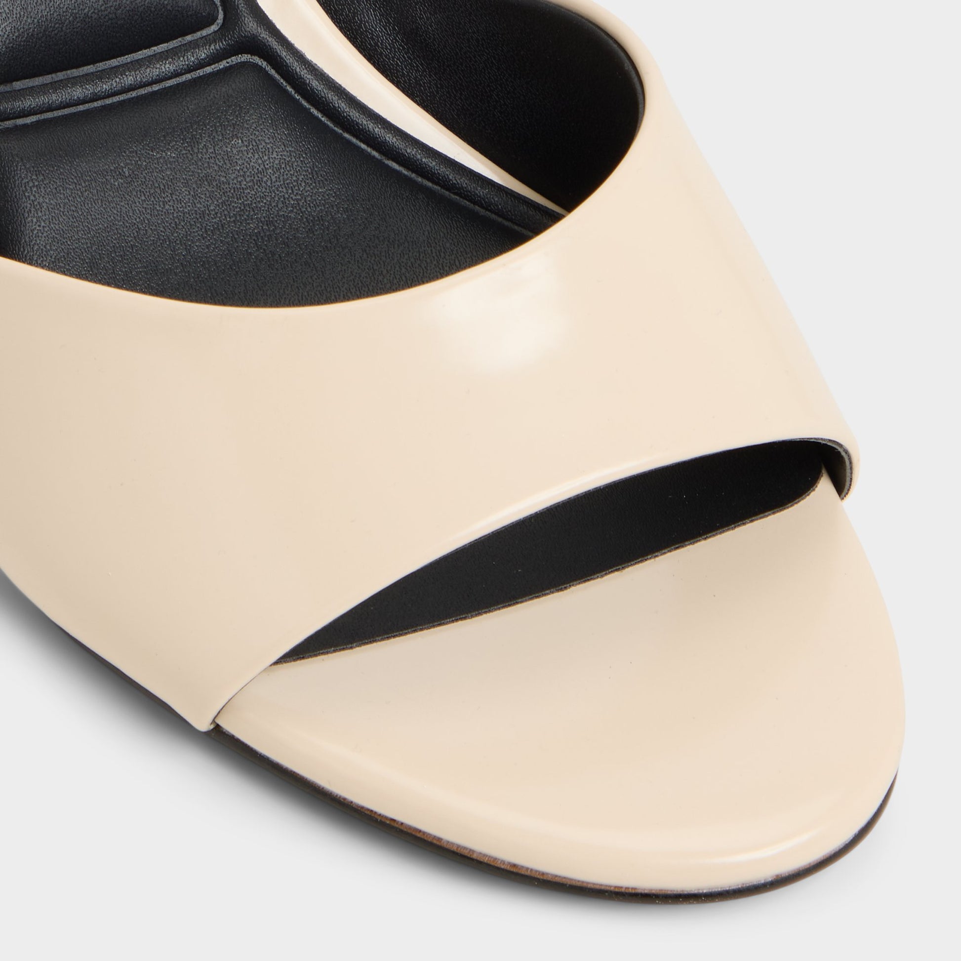 Close-up of the Light Beige Annaberaen Heeled mule