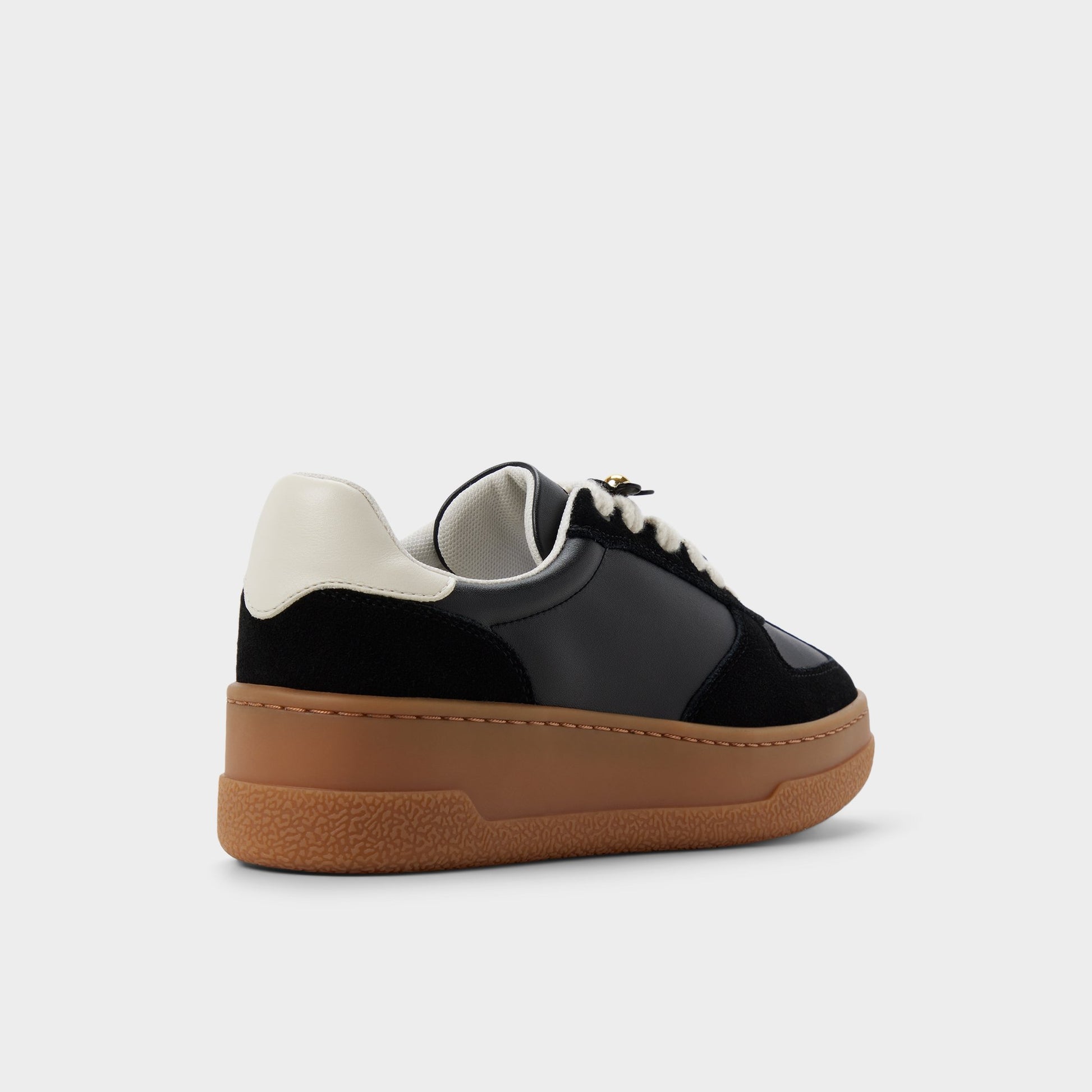 Angle de trois quarts de l'arrière de Noir Deevale Sneaker