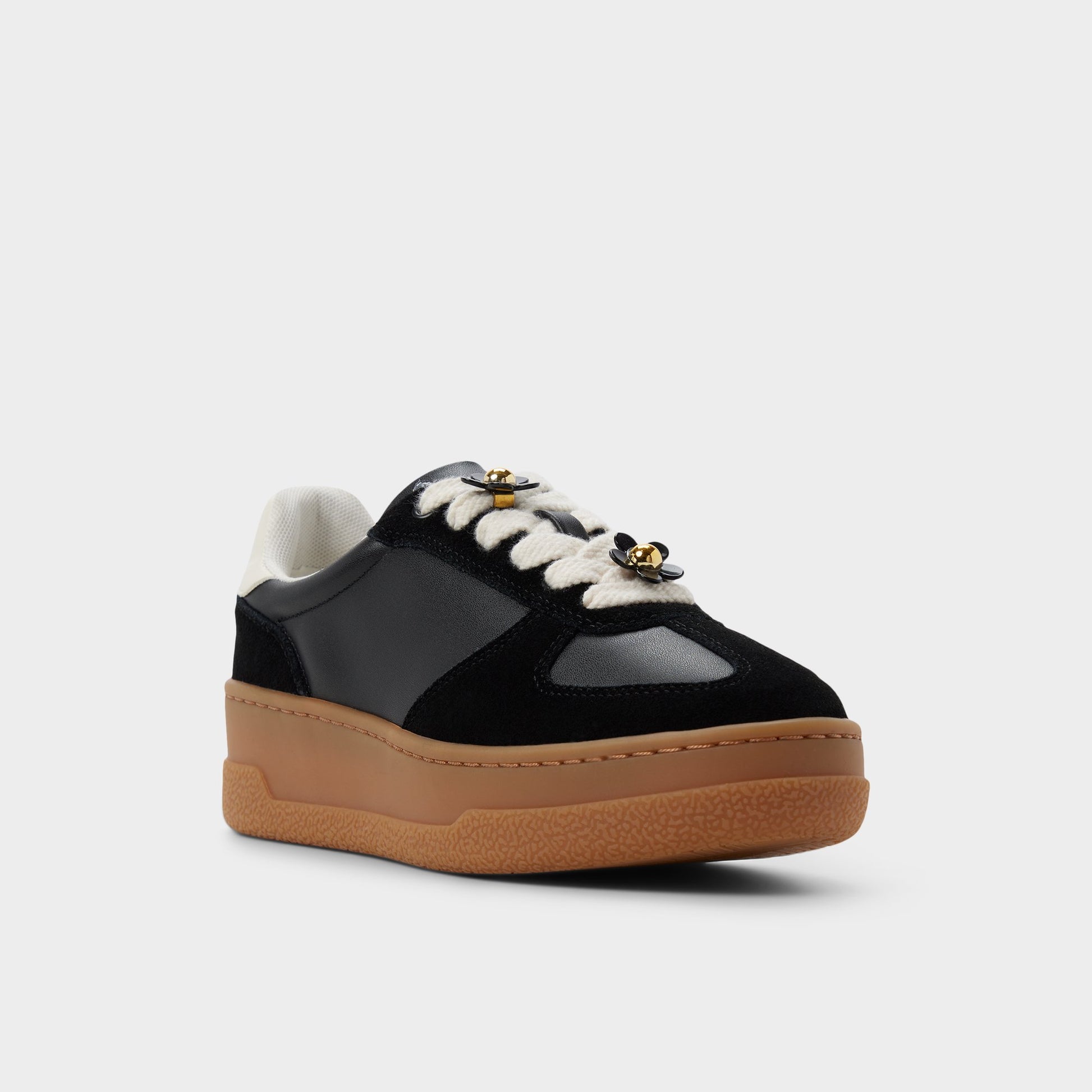 Angle de trois quarts de la face avant de Noir Deevale Sneaker