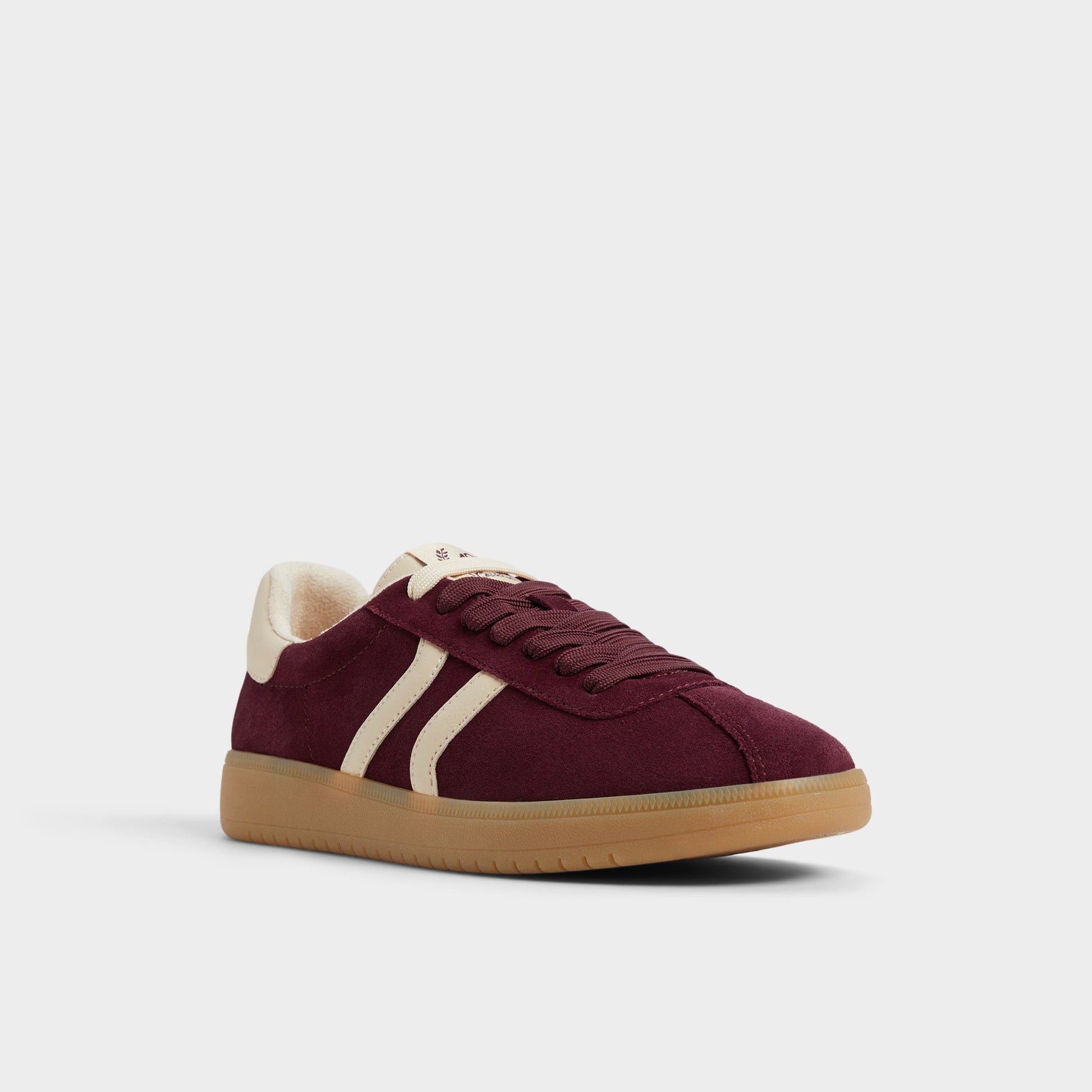 Three-quarter angle of Bordo Chicsneaker Low top sneaker's front side