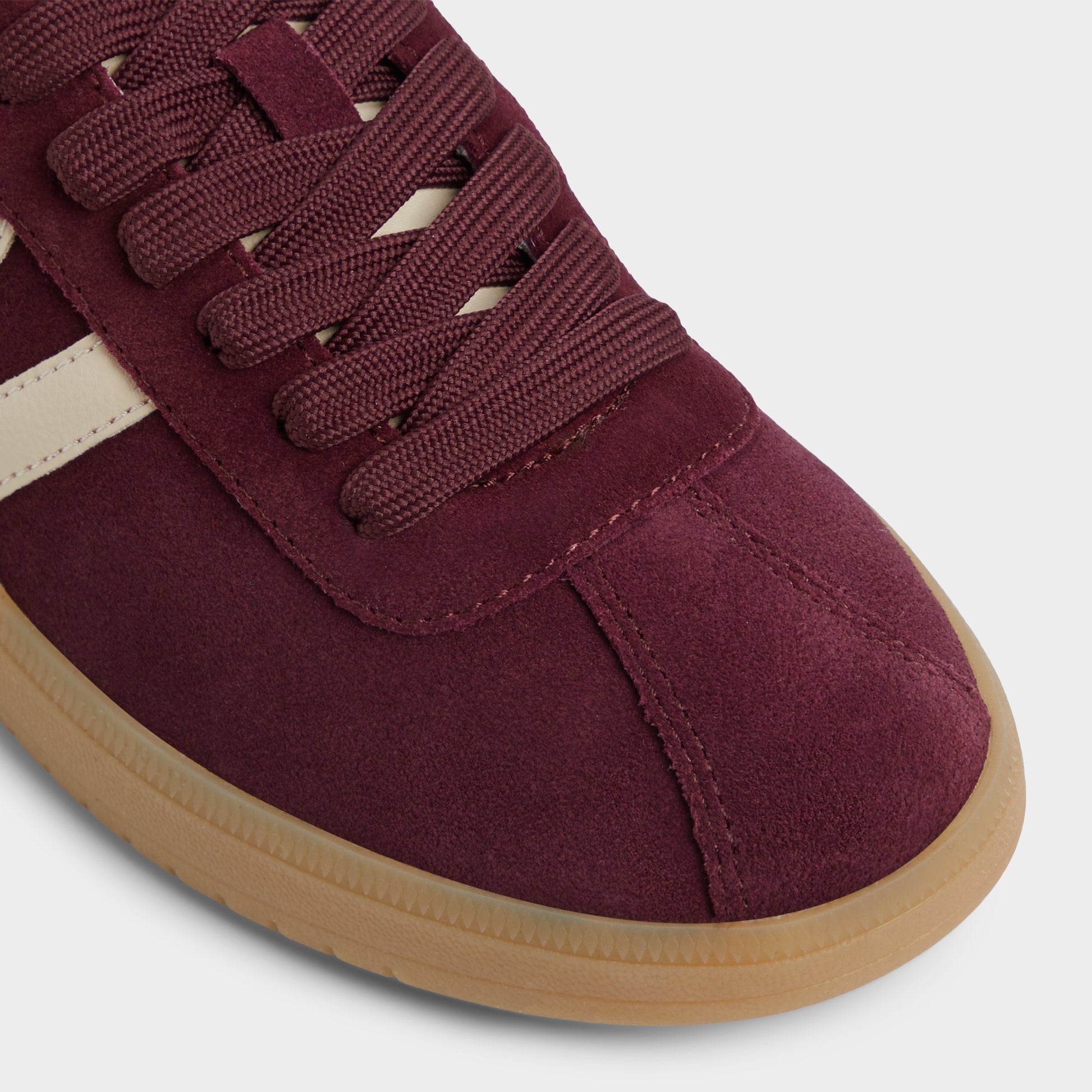 Close-up of the Bordo Chicsneaker Low top sneaker