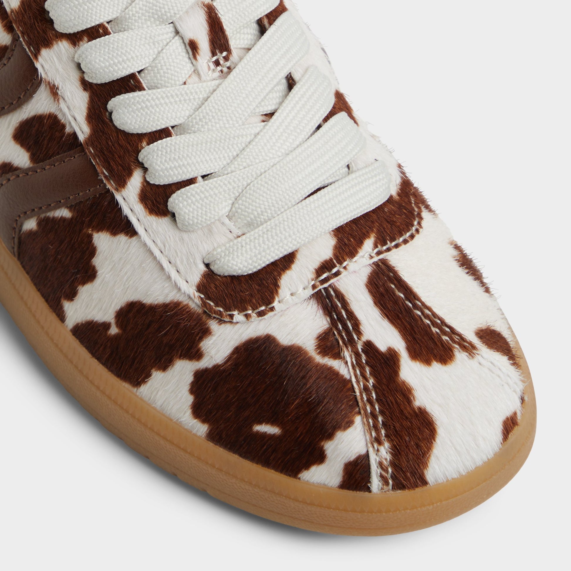 Close-up of the Open Brown Chicsneaker Low top sneaker