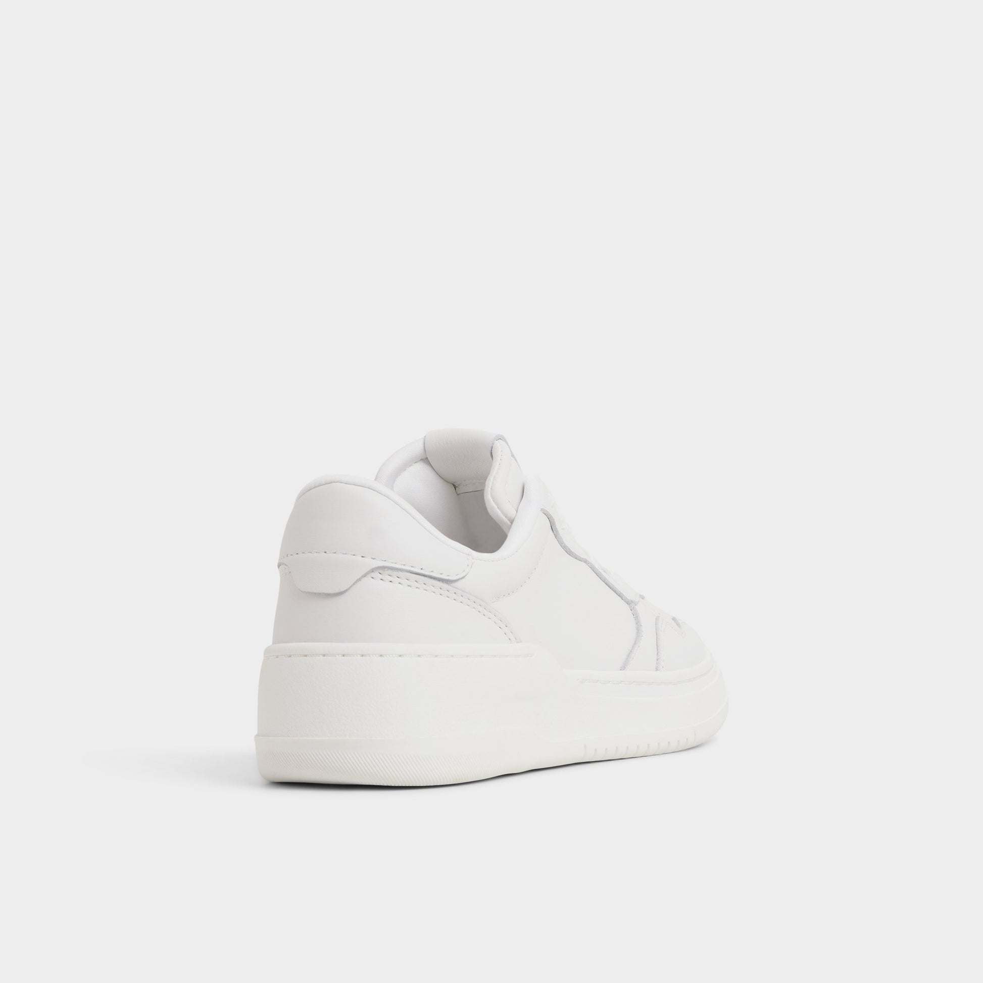 Angle de trois quarts de l'arrière de Blanc Anndale Sneaker bas