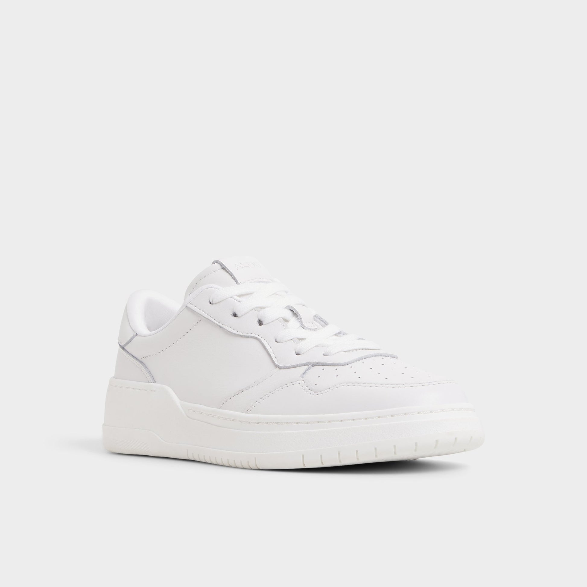 Angle de trois quarts de la face avant de Blanc Anndale Sneaker bas