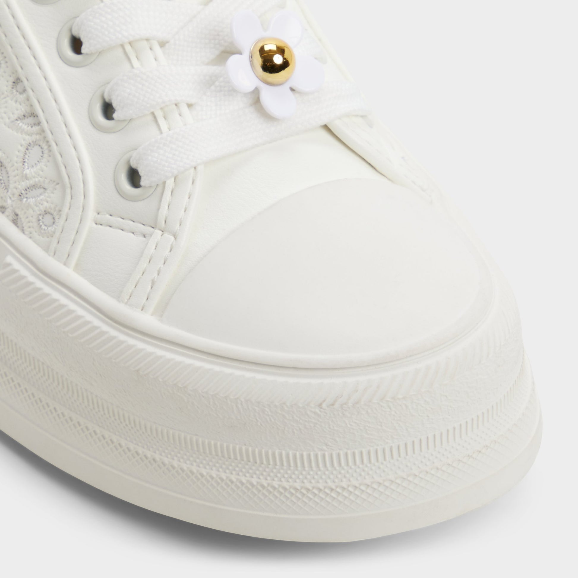 Close-up of the Open white Rayes Sneaker