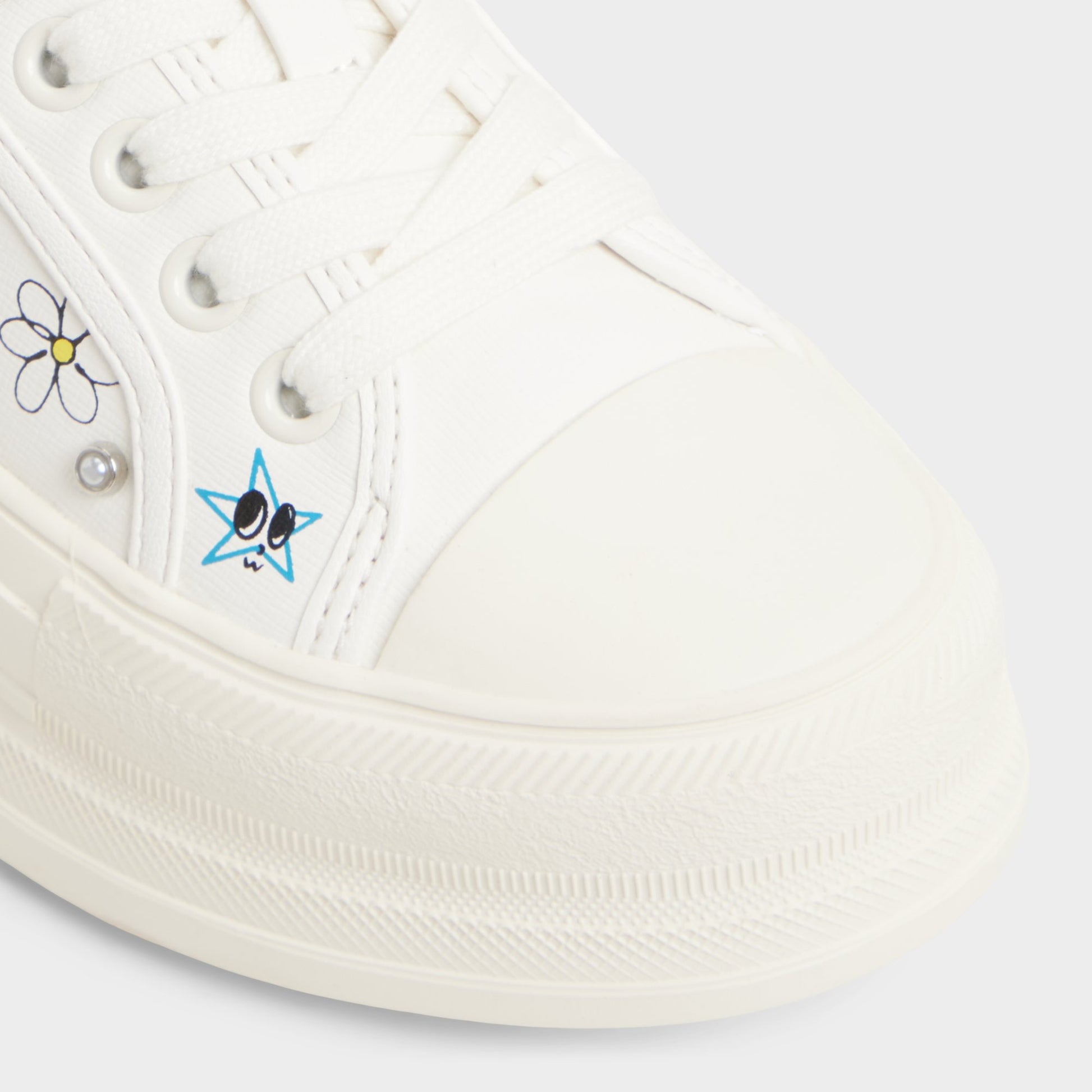 Close-up of the White/Multi Rayes Sneaker