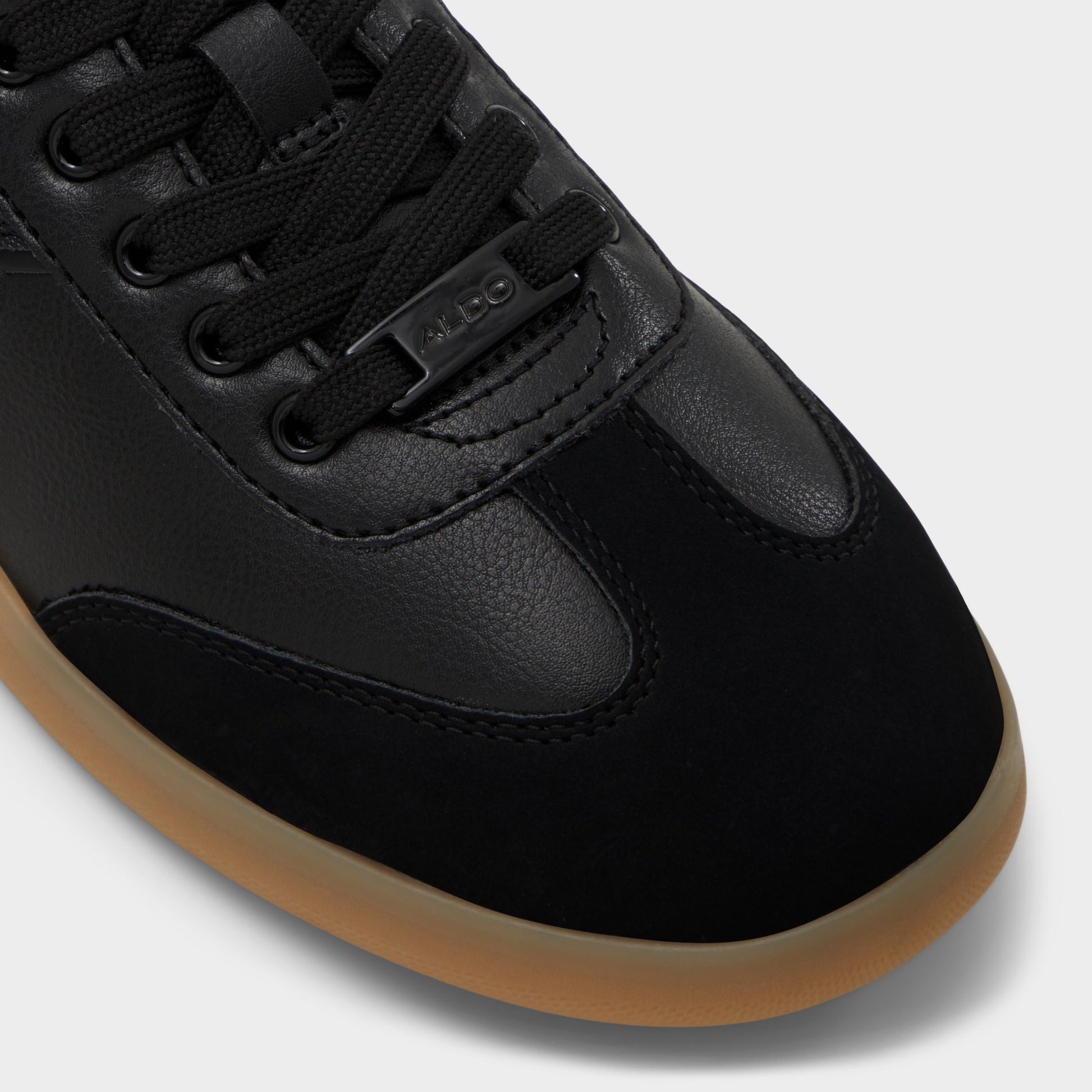 Close-up of the Black Erilg-xt Sneaker