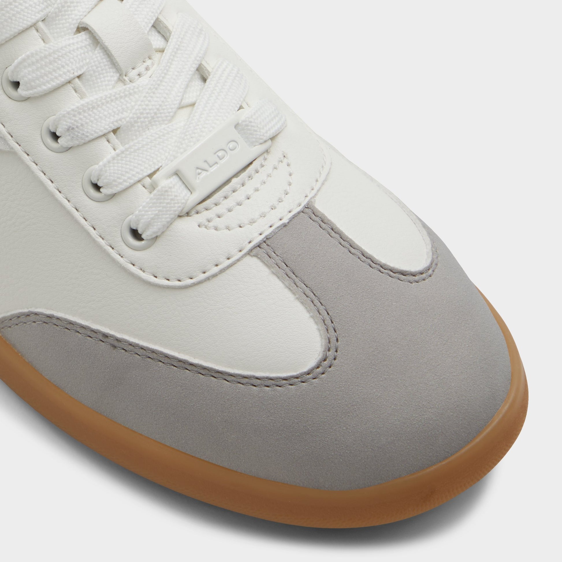 Close-up of the White/Black Erilg-xt Sneaker