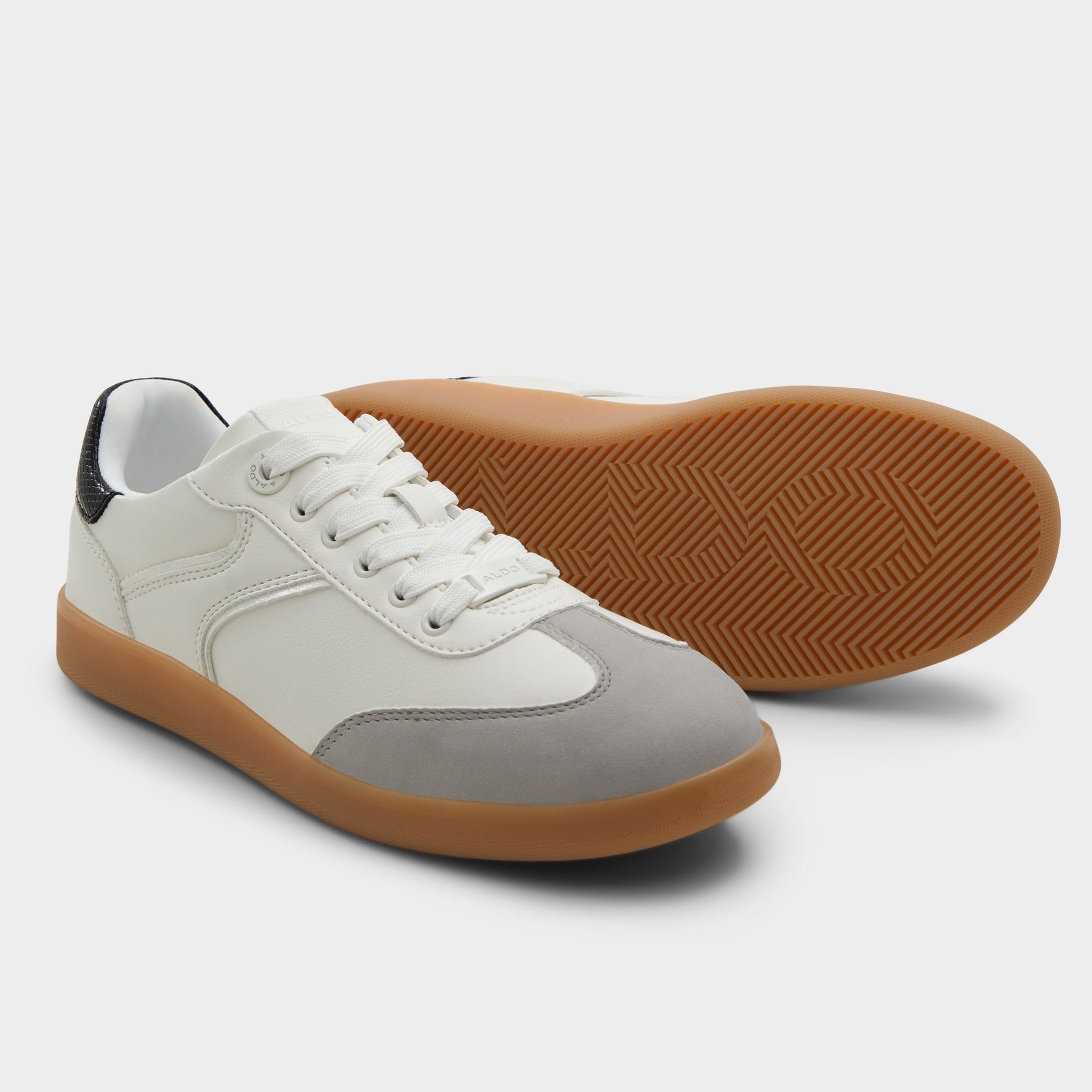 Highlighted view of a pair of White/Black Erilg-xt Sneakers