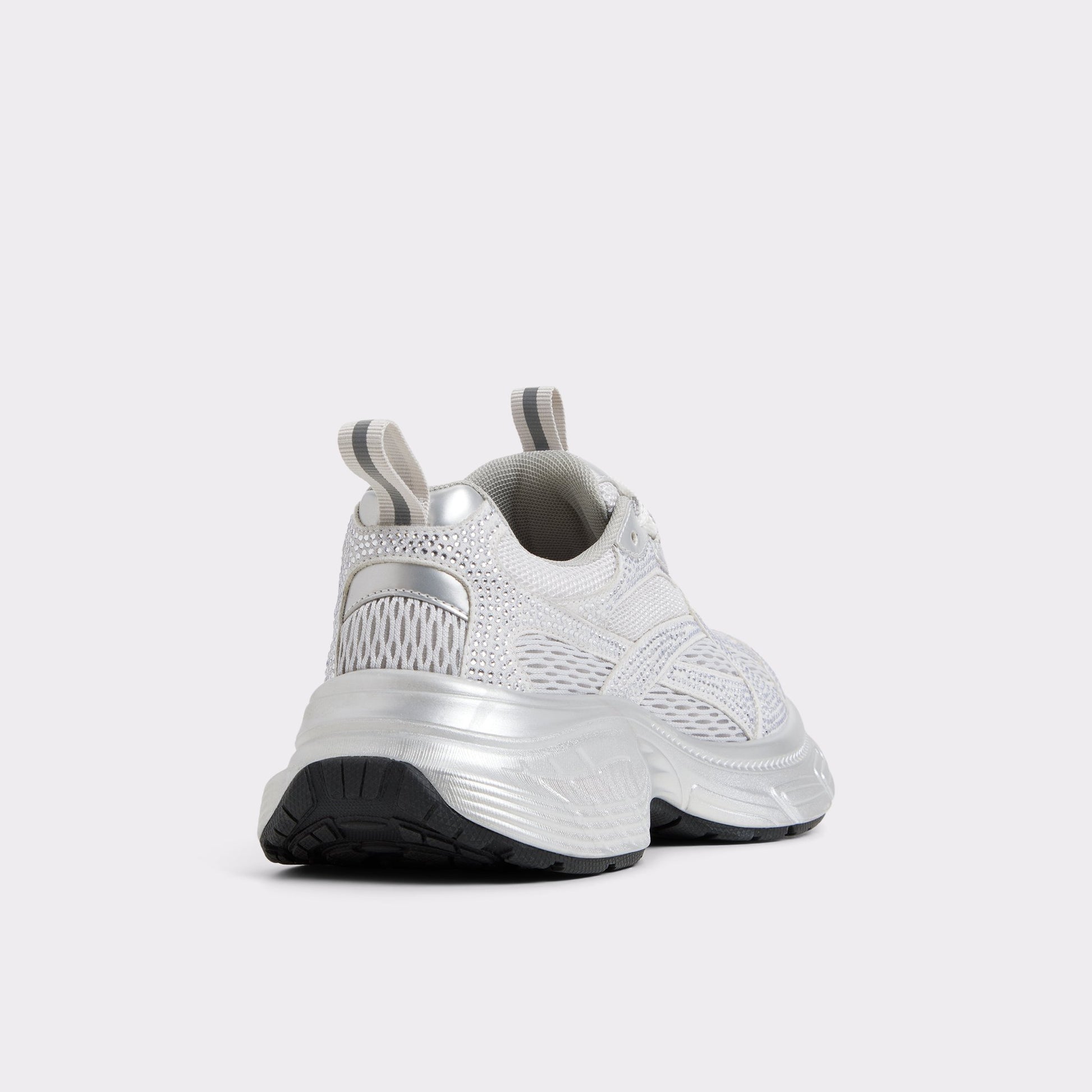 Angle de trois quarts de l'arrière de Argent Powerplay Sneaker