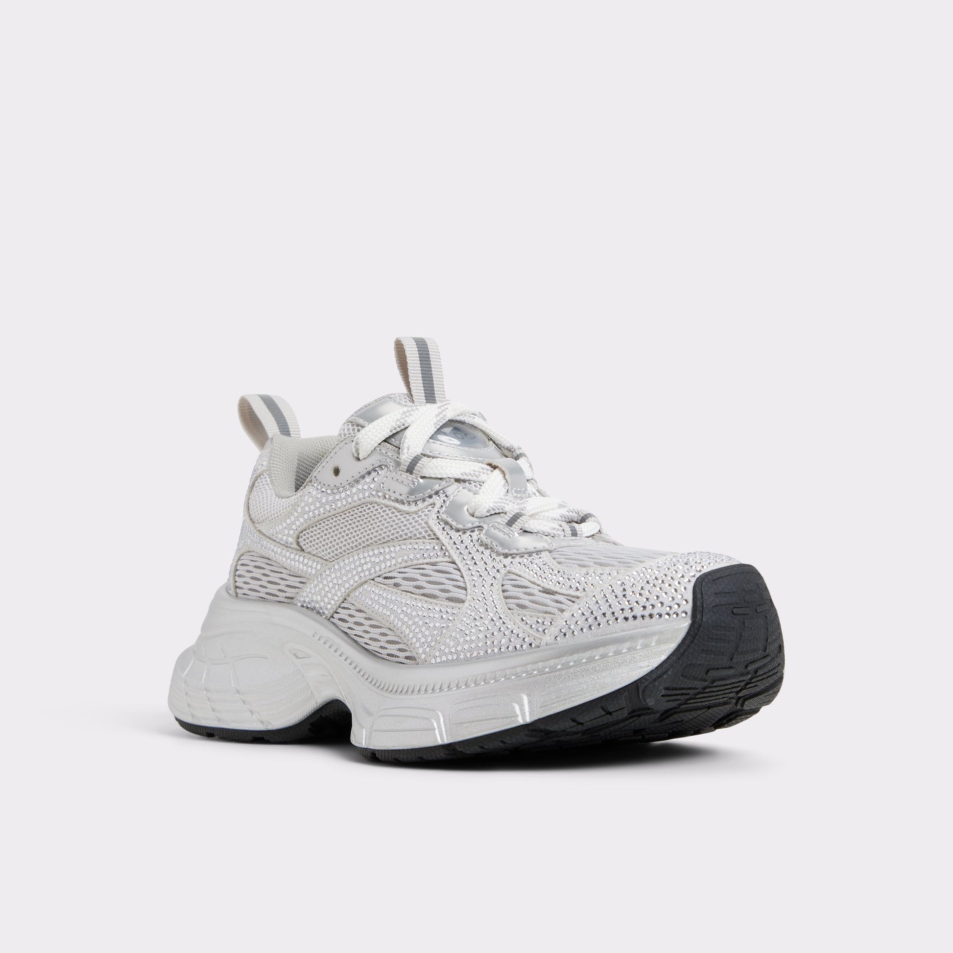 Angle de trois quarts de la face avant de Argent Powerplay Sneaker