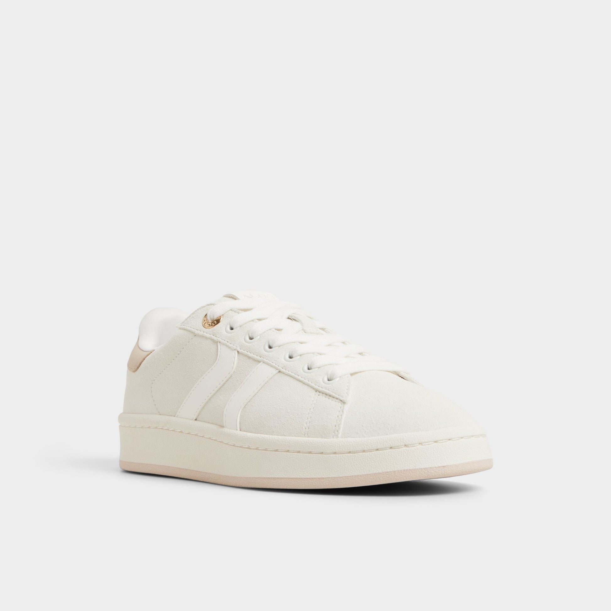 Three-quarter angle of White Retrochic Low top sneaker's front side