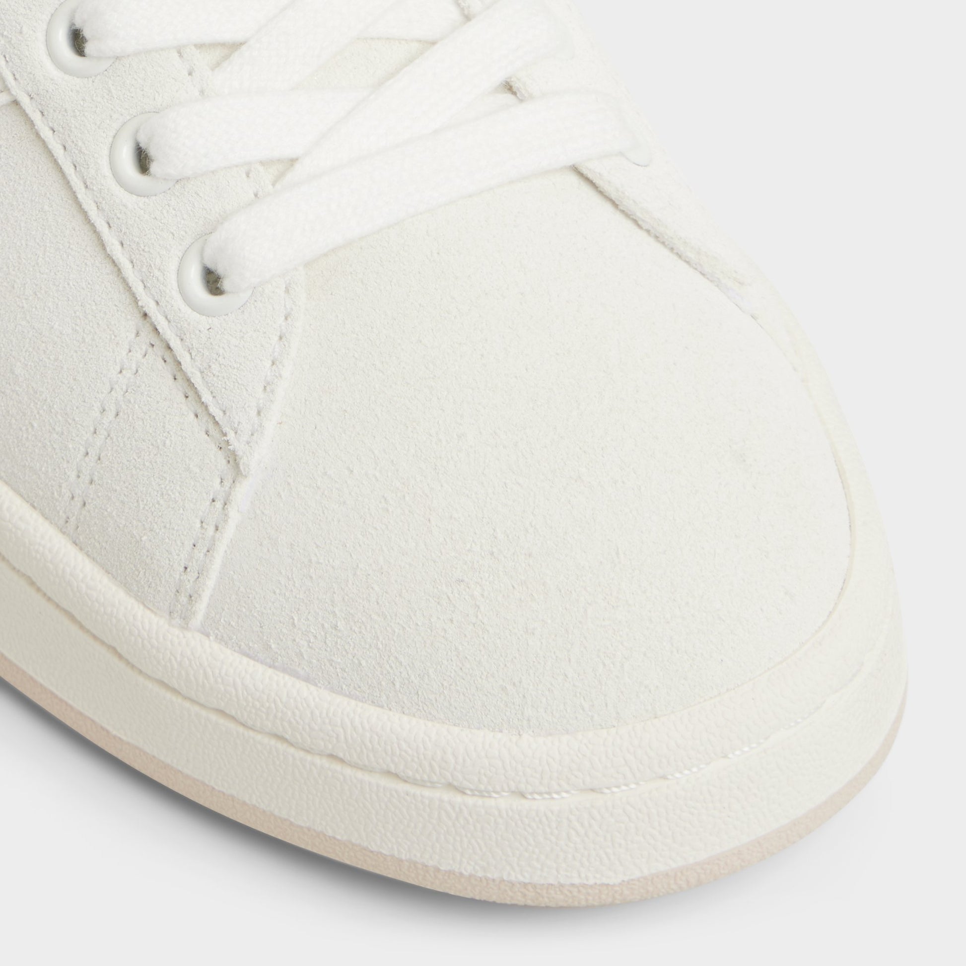 Close-up of the White Retrochic Low top sneaker