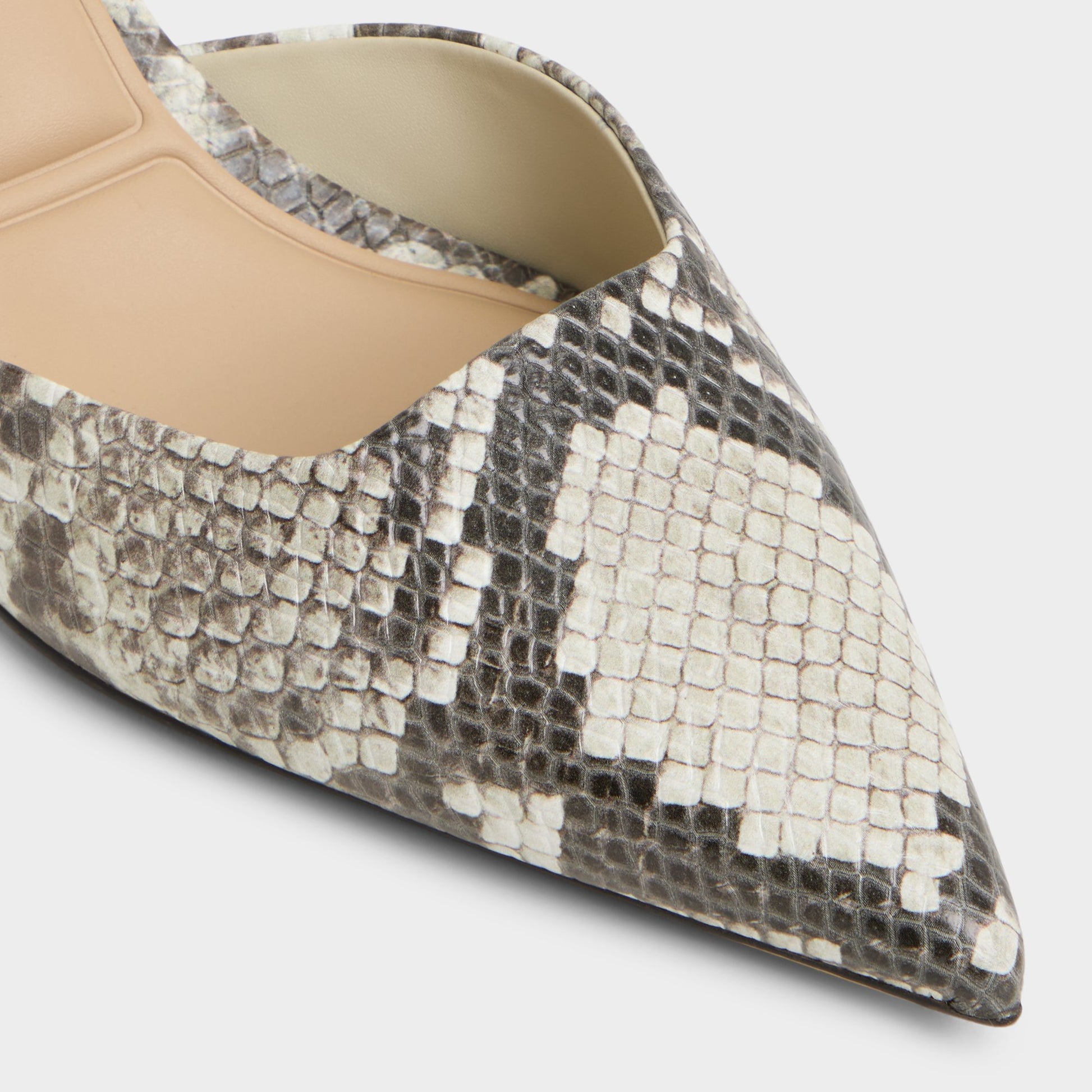 Close-up of the White/Black Gavedessi Slingback heel