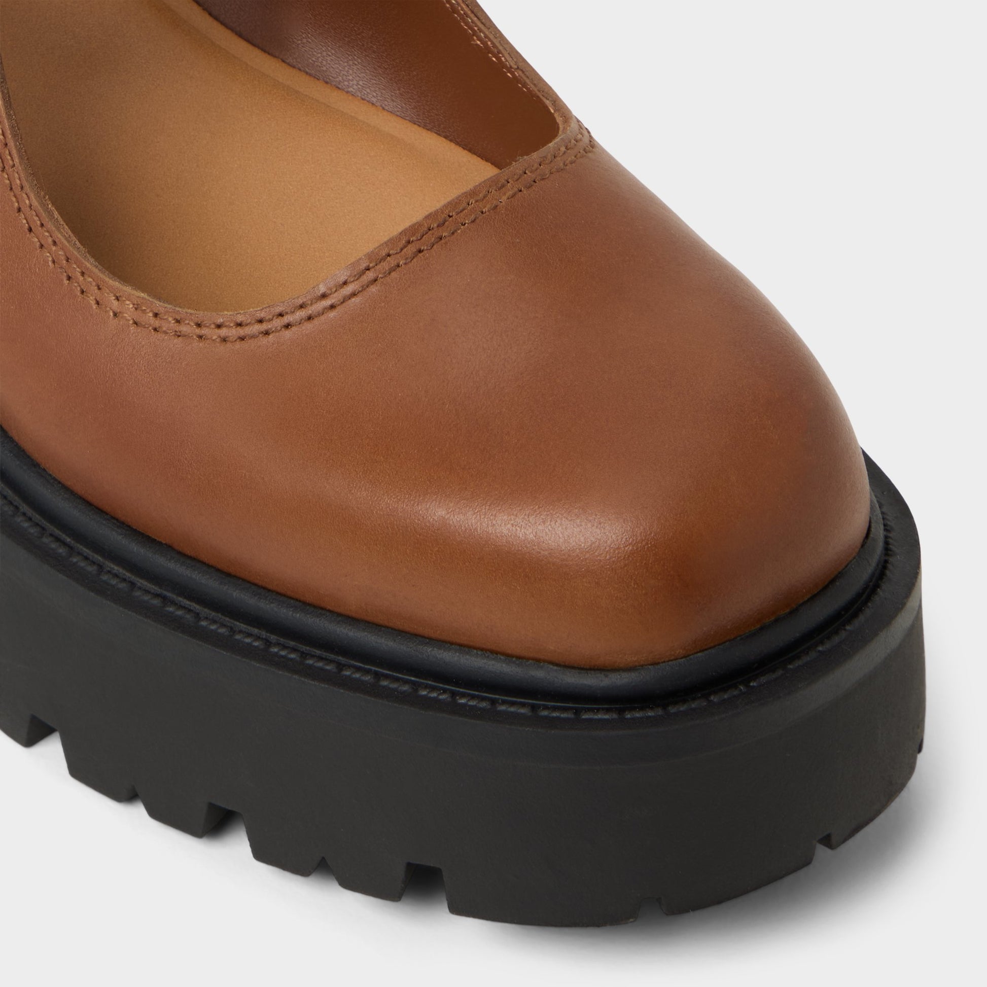 Gros plan de la Marron Moyen Arigon Mary Janes