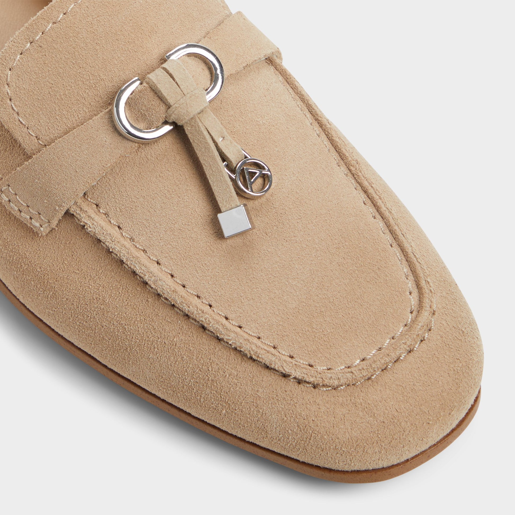 Close-up of the Medium beige Ybilide Loafer