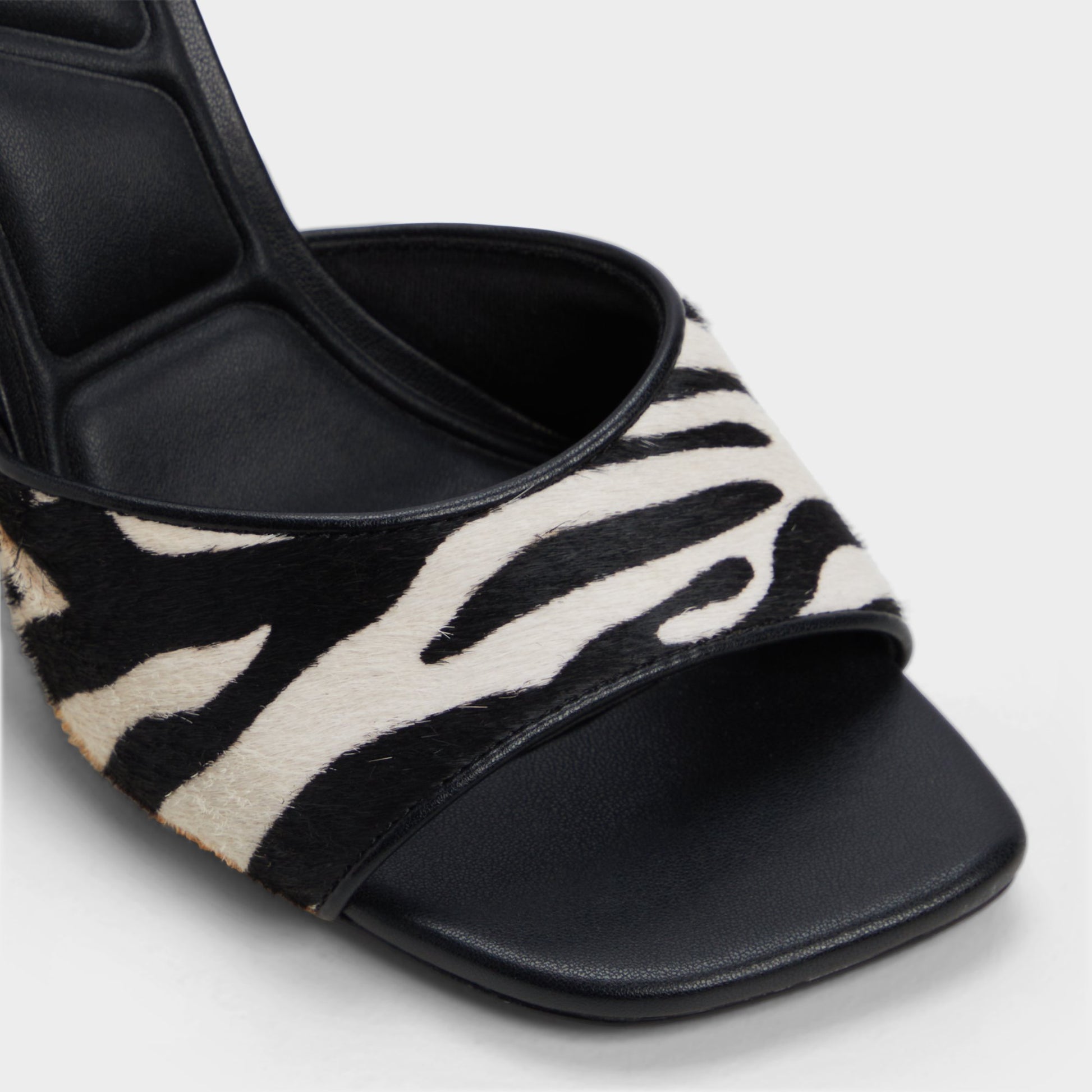 Close-up of the White/Black Evadalia Heeled mule