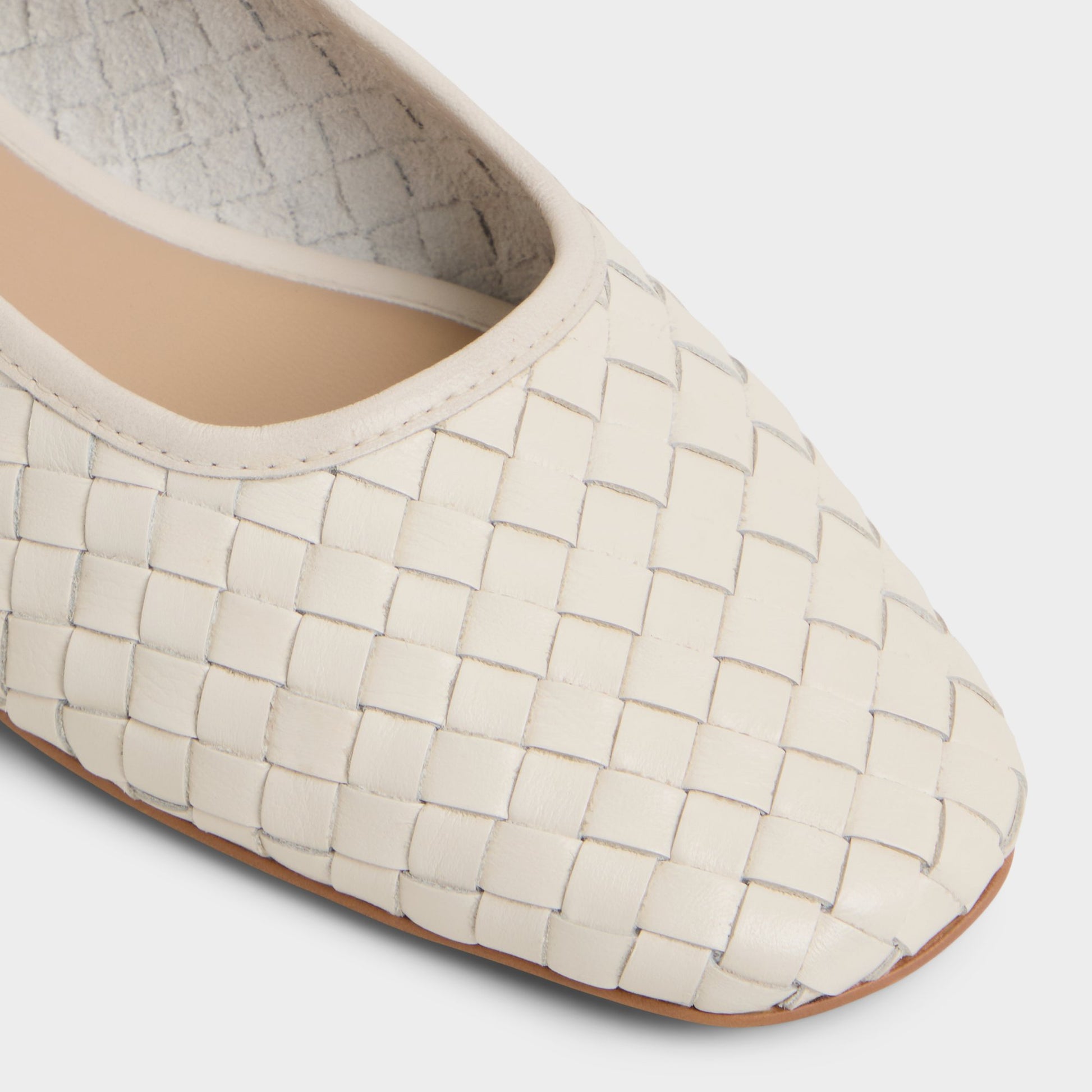 Close-up of the White Adrabrinna Ballerina
